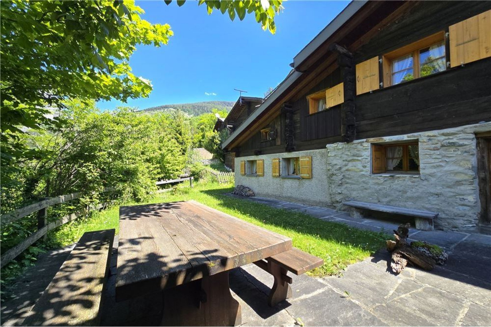 Alpine-Holzhaus mit Terrasse