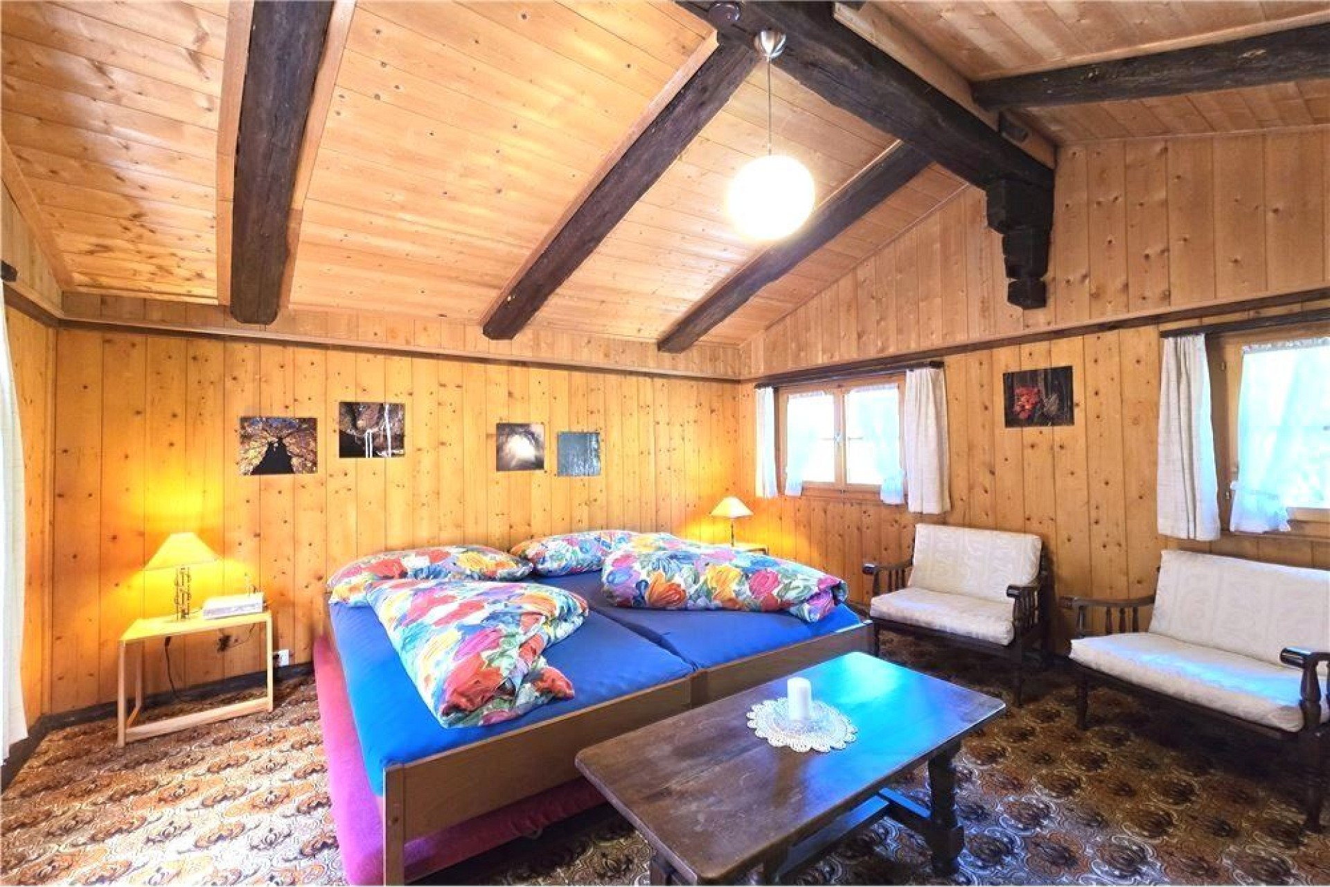 Rustikales Schlafzimmer mit Holzvertäfelung