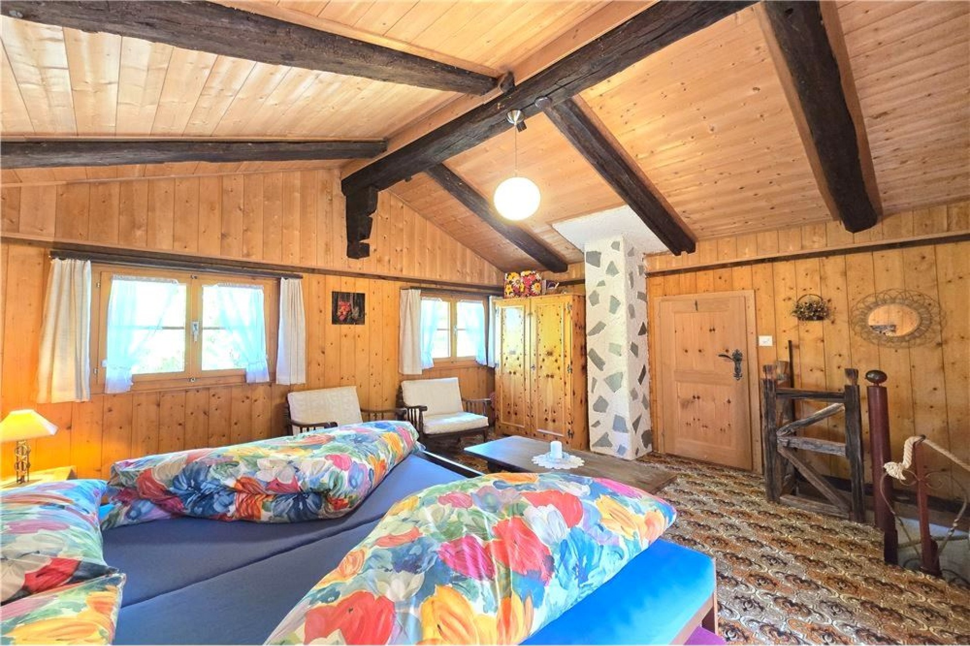 Rustikales Schlafzimmer mit Holzausstattung