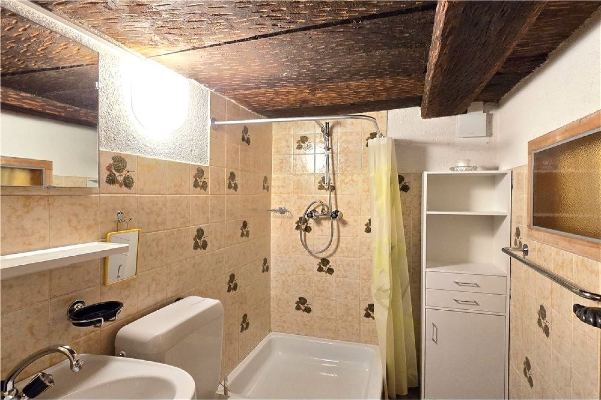 Kleines Badezimmer mit Holzbalkendecke