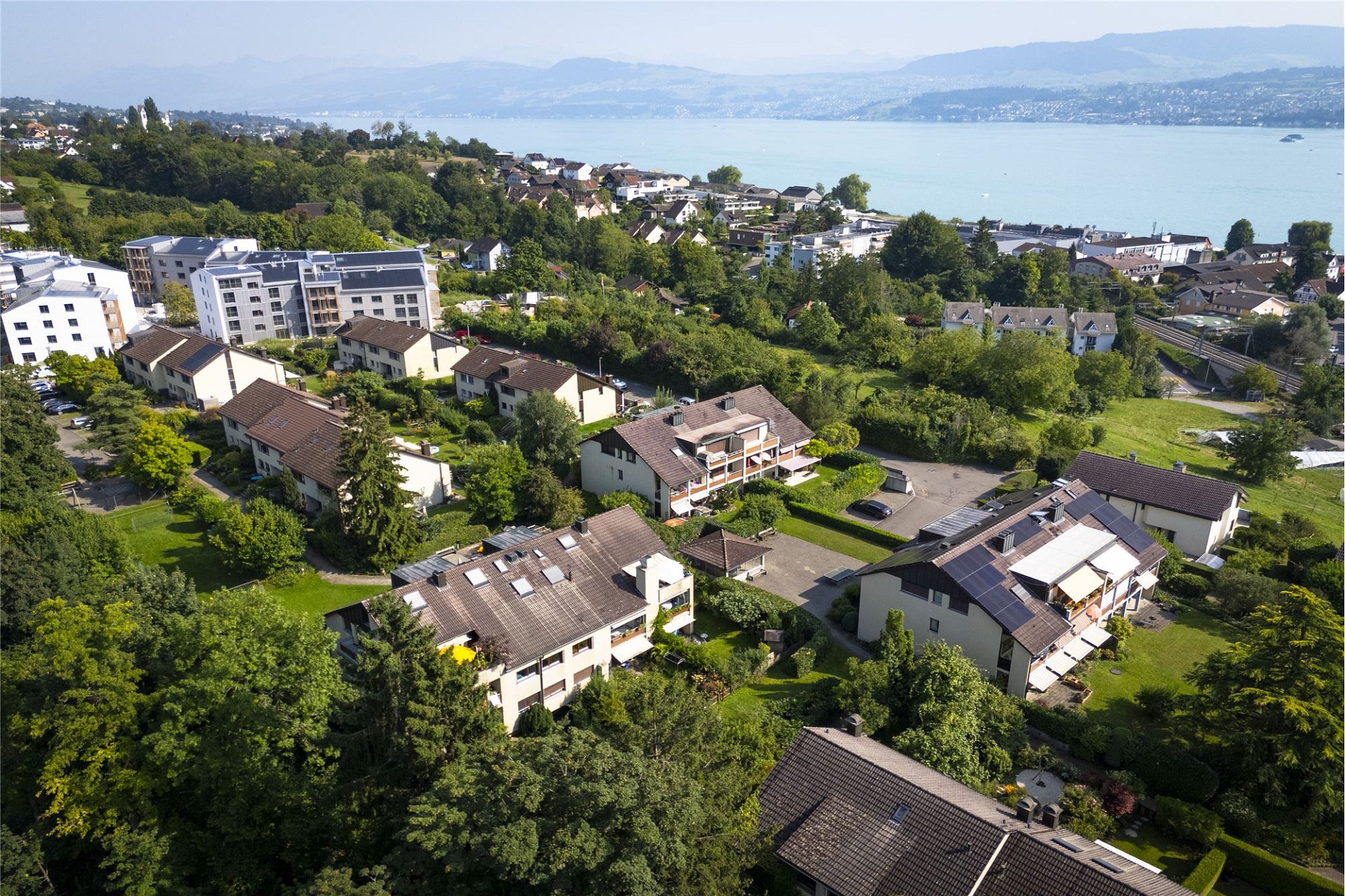 Luftaufnahme eines Wohnquartiers am See