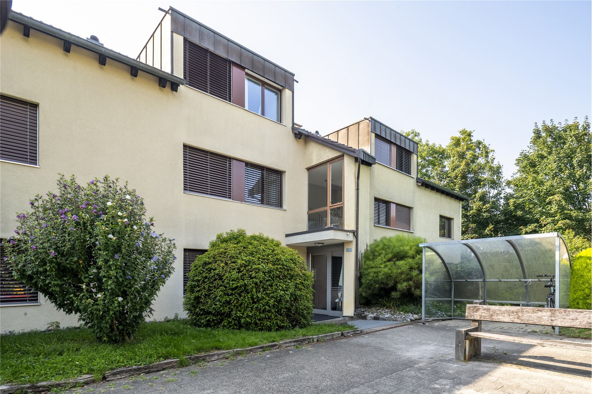 Außenansicht eines modernen Wohnhauses mit Garten