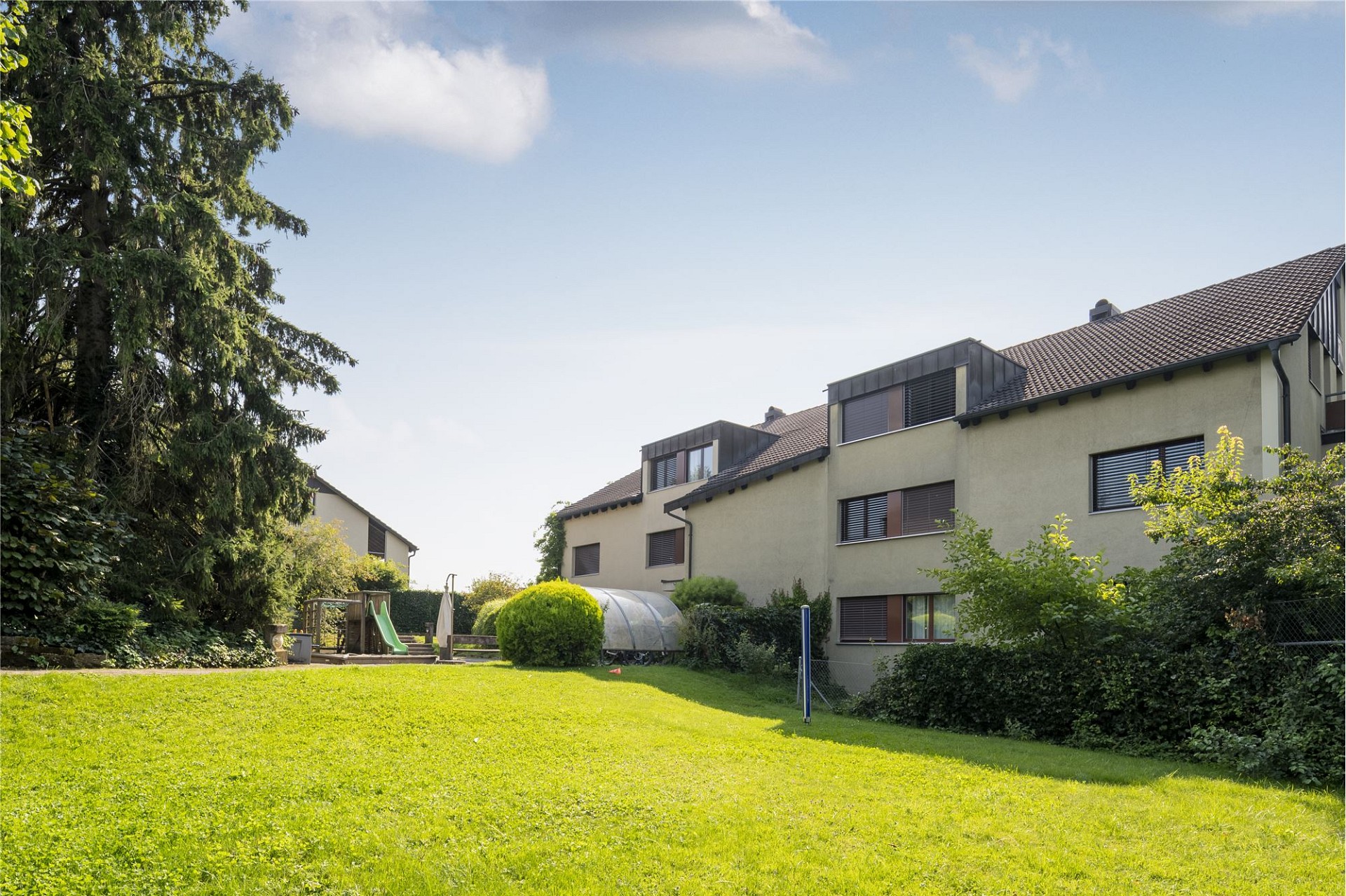 Gartenansicht eines Wohnhauses