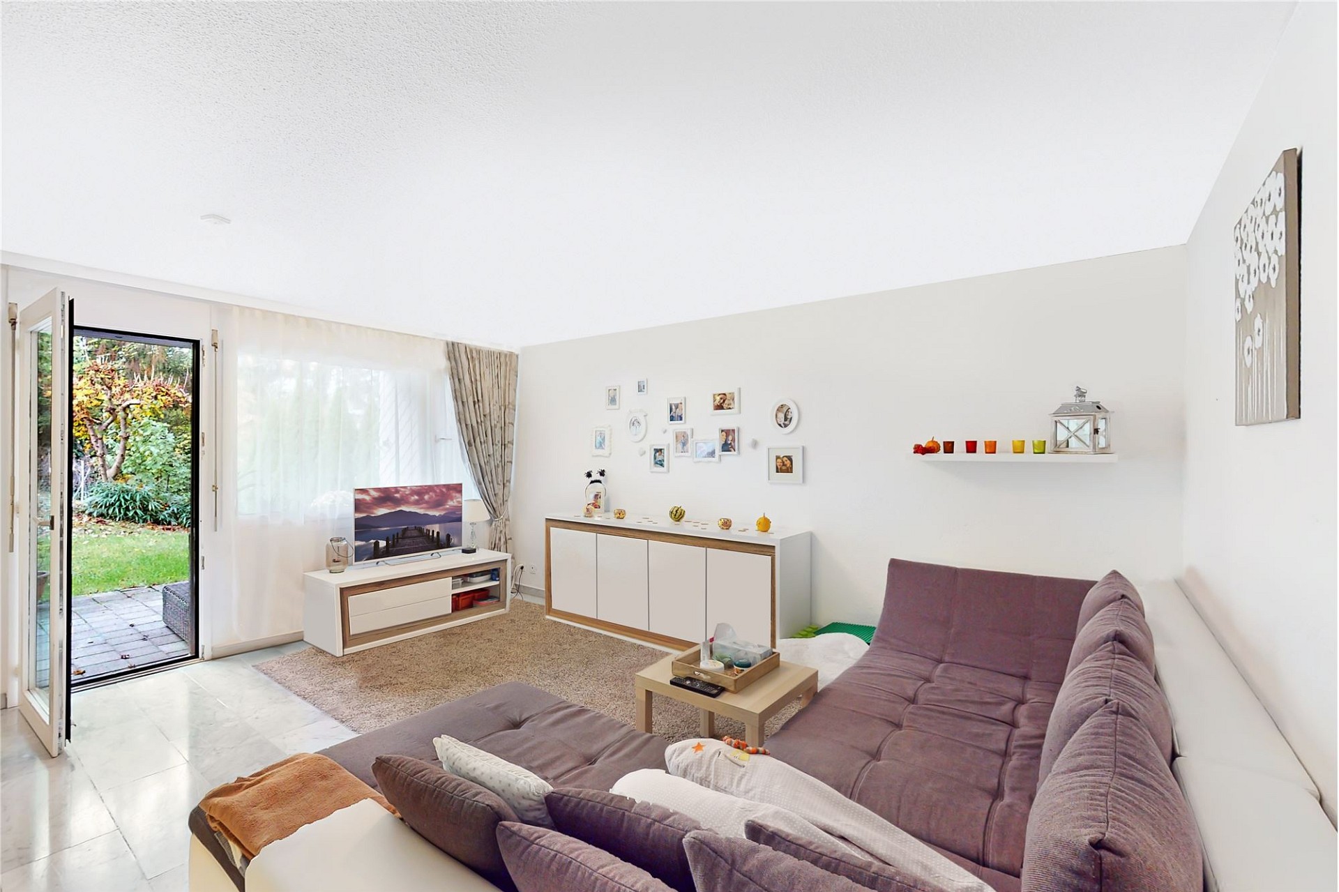Helles Wohnzimmer mit Gartenblick