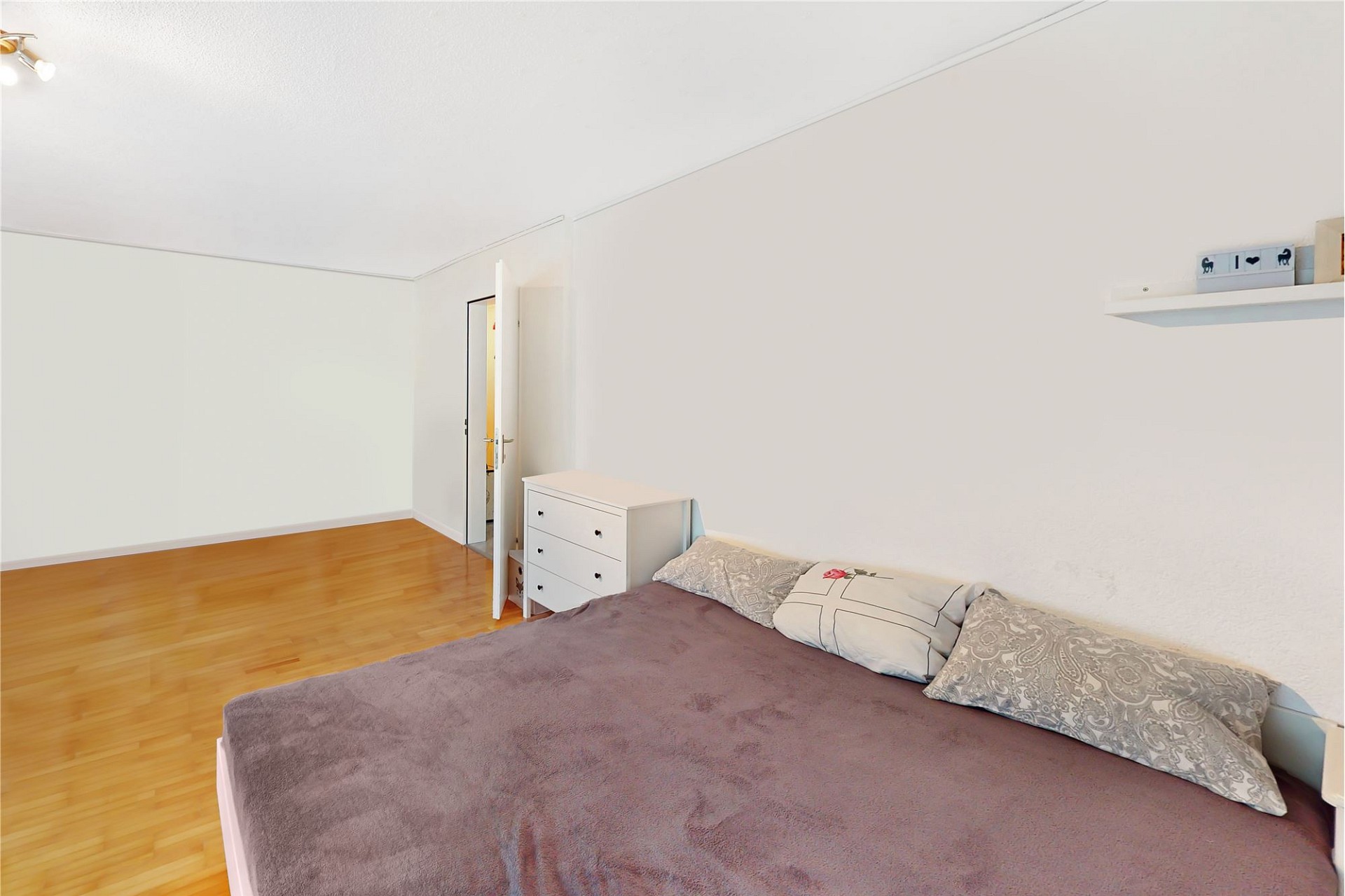 Helles Schlafzimmer mit schlichter Einrichtung