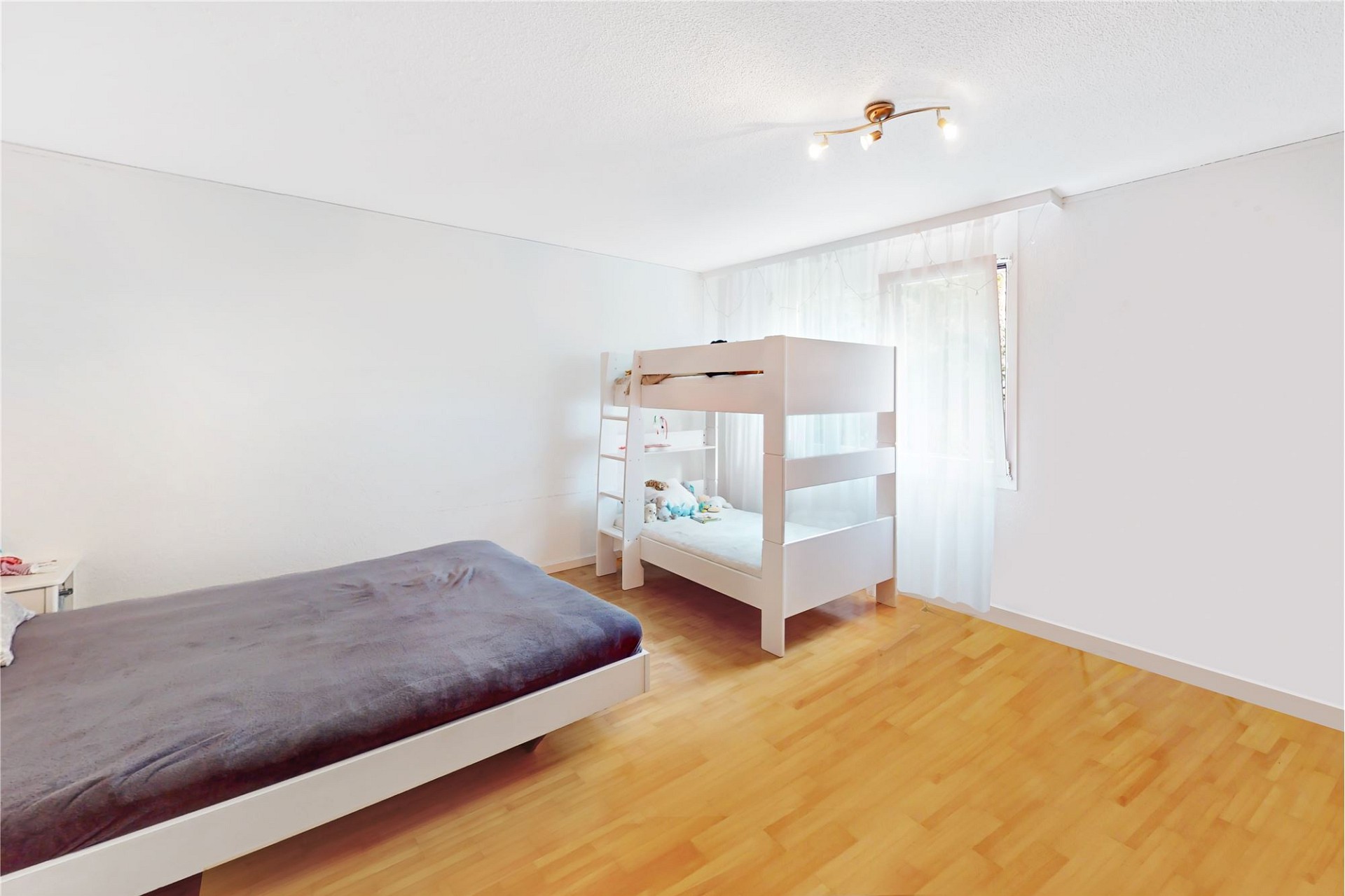 Helles Schlafzimmer mit Etagenbett