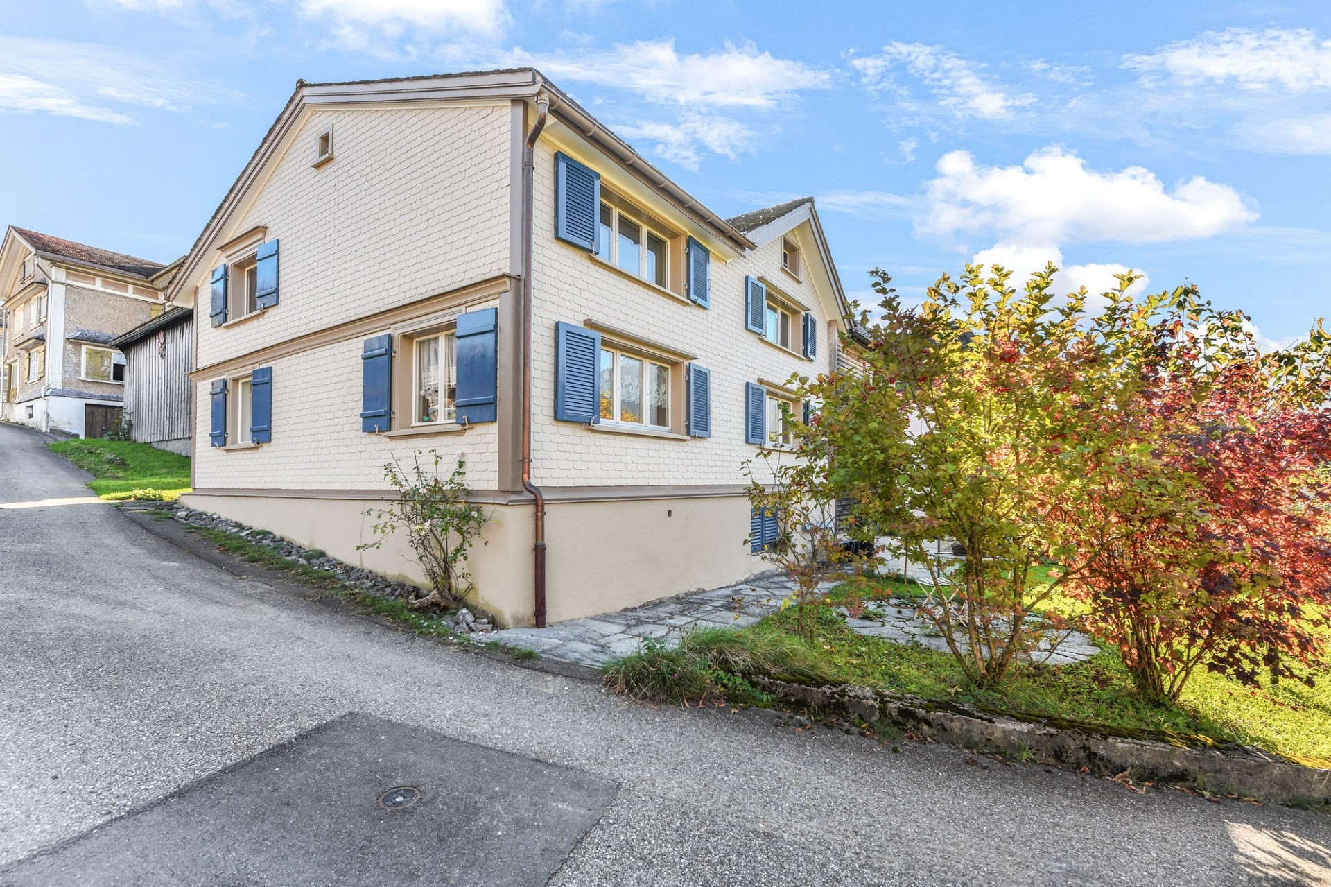 Außenansicht eines gepflegten Wohnhauses