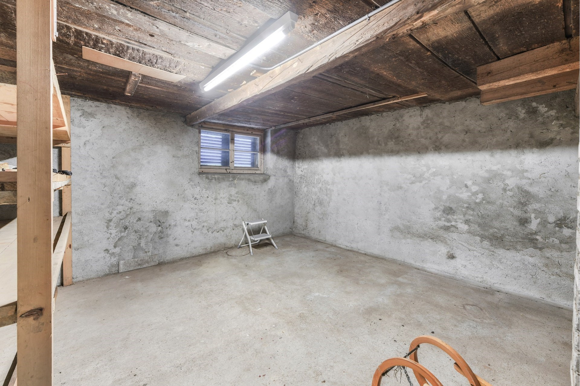 Kleiner Kellerraum mit sichtbaren Feuchtigkeitsspuren