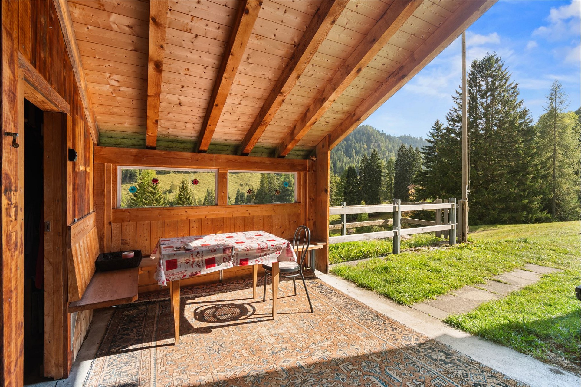 Überdachte Holzterrasse mit Bergblick