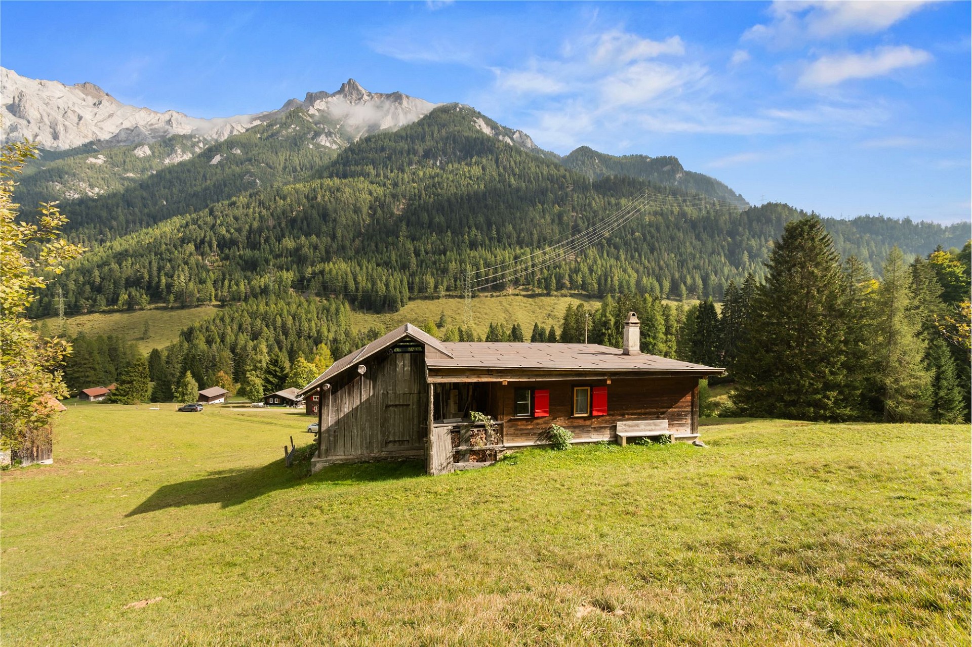 Almhütte mit Bergpanorama