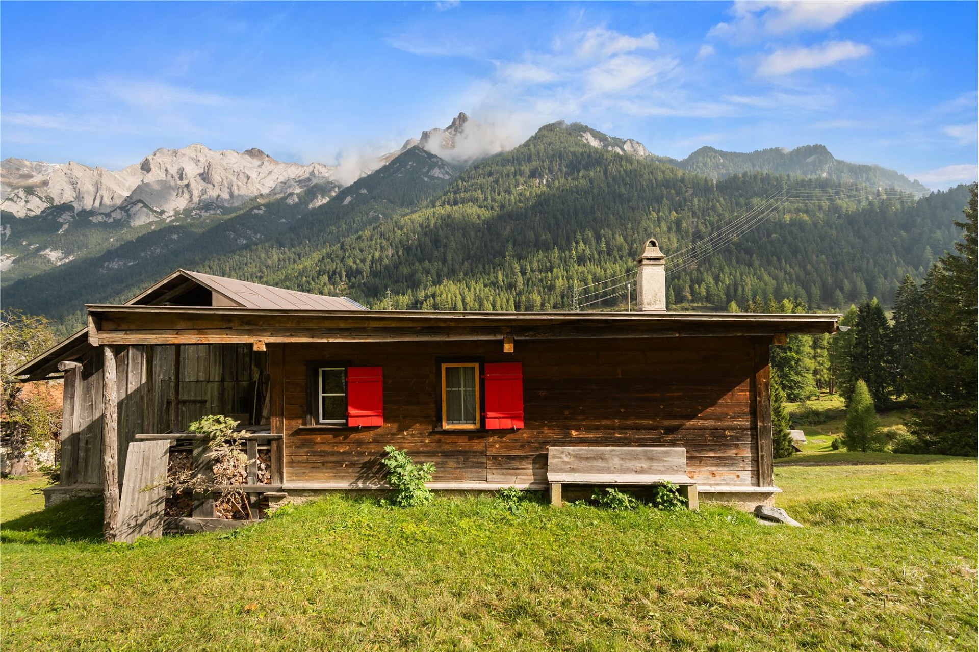 Almhütte mit Bergpanorama