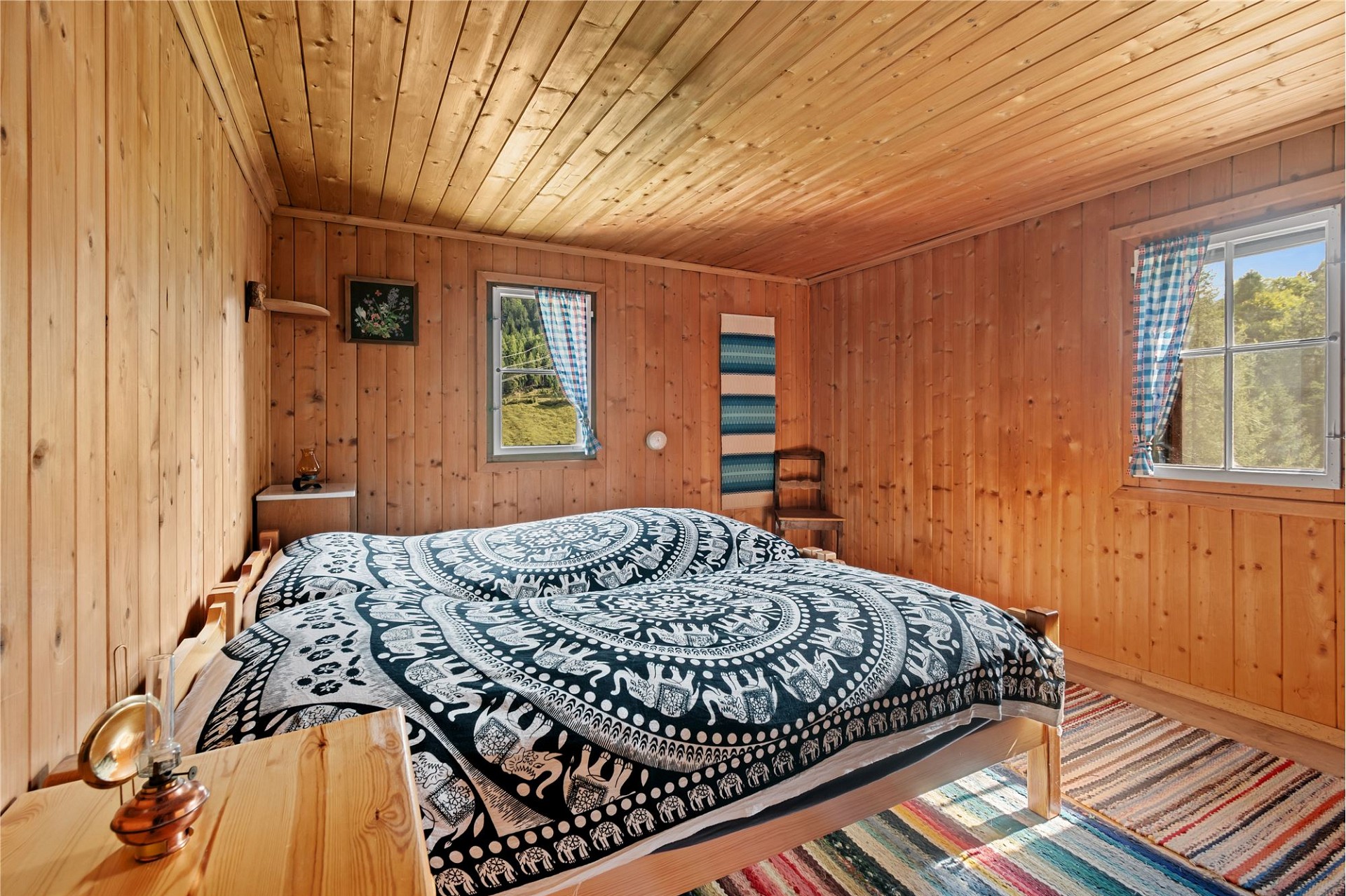 Holzvertäuschtes Schlafzimmer mit Bergblick
