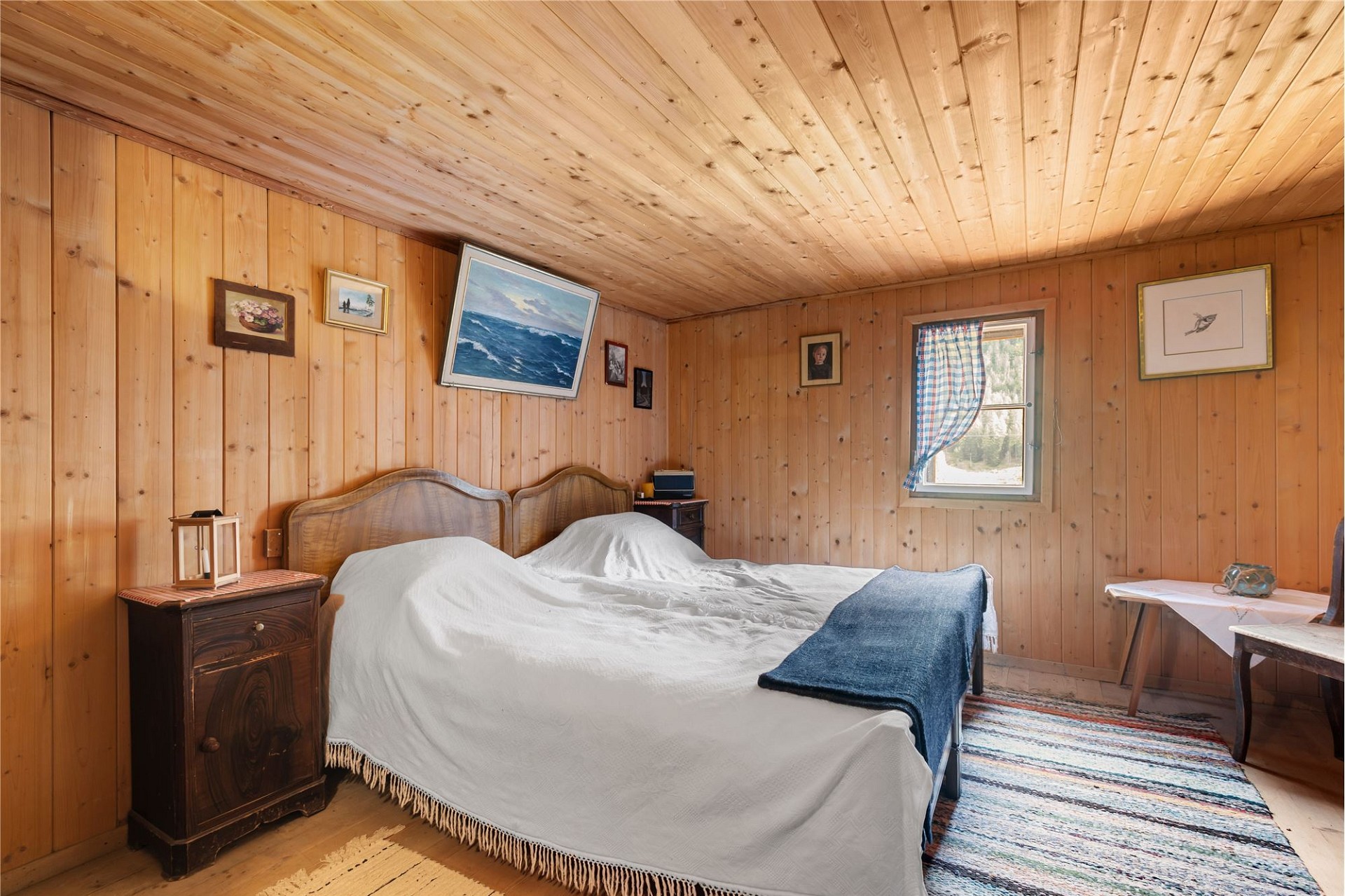Rustikales Schlafzimmer mit Holzvertäfelung