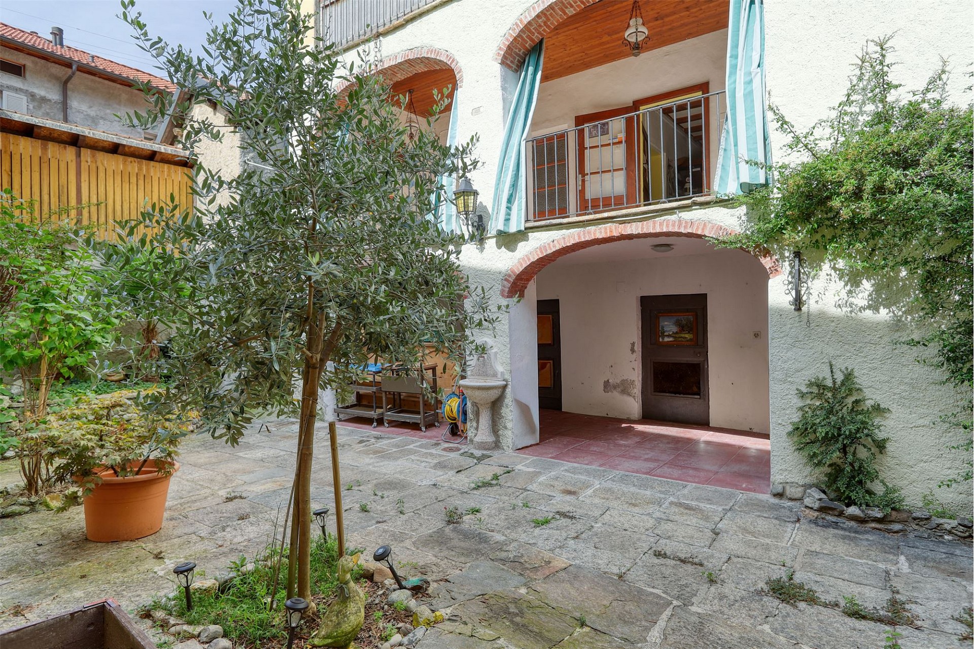 Mediterraner Innenhof mit Wohnfassade