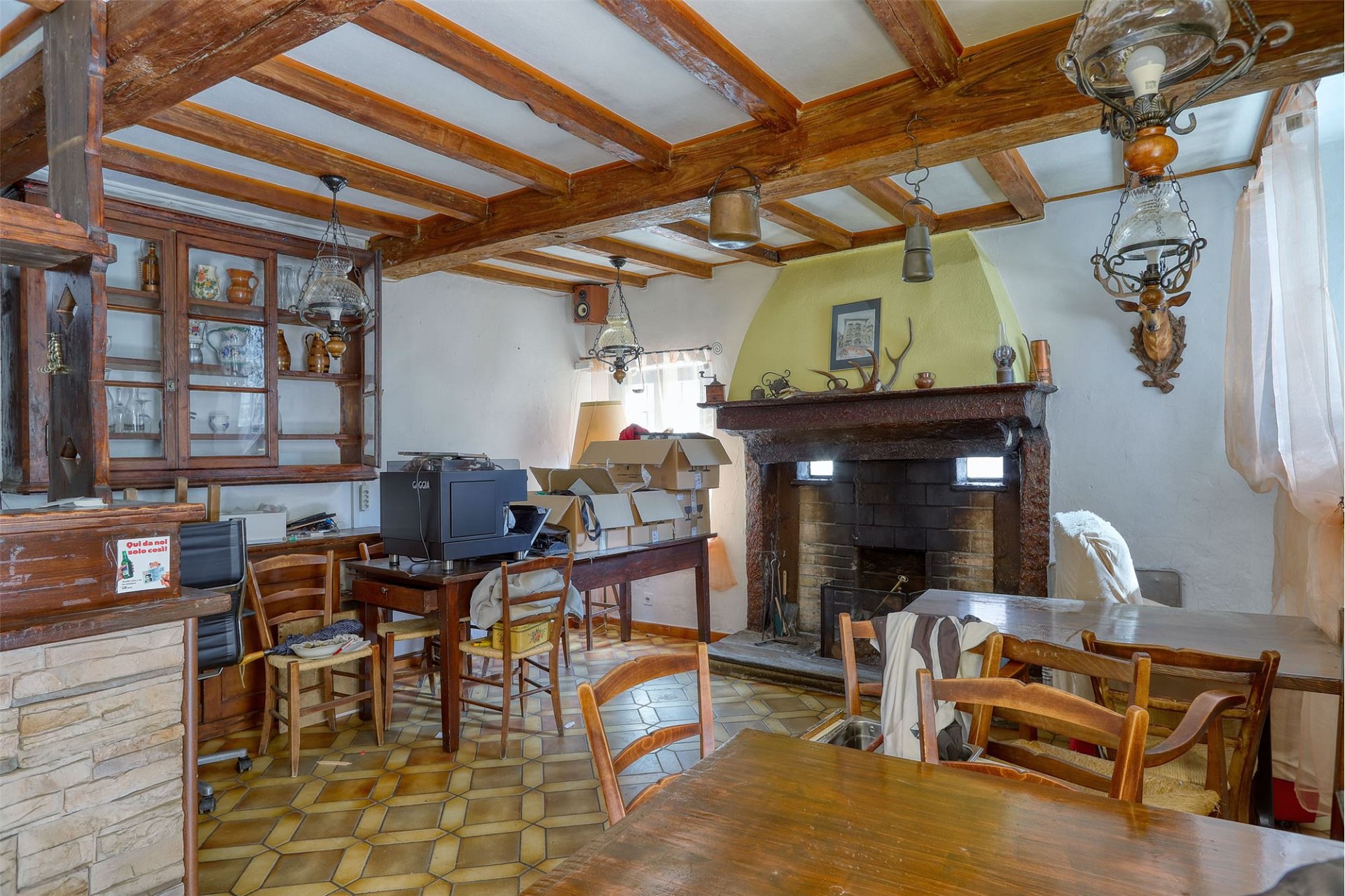Rustikaler Essbereich mit Kamin und Holzbalkendecke