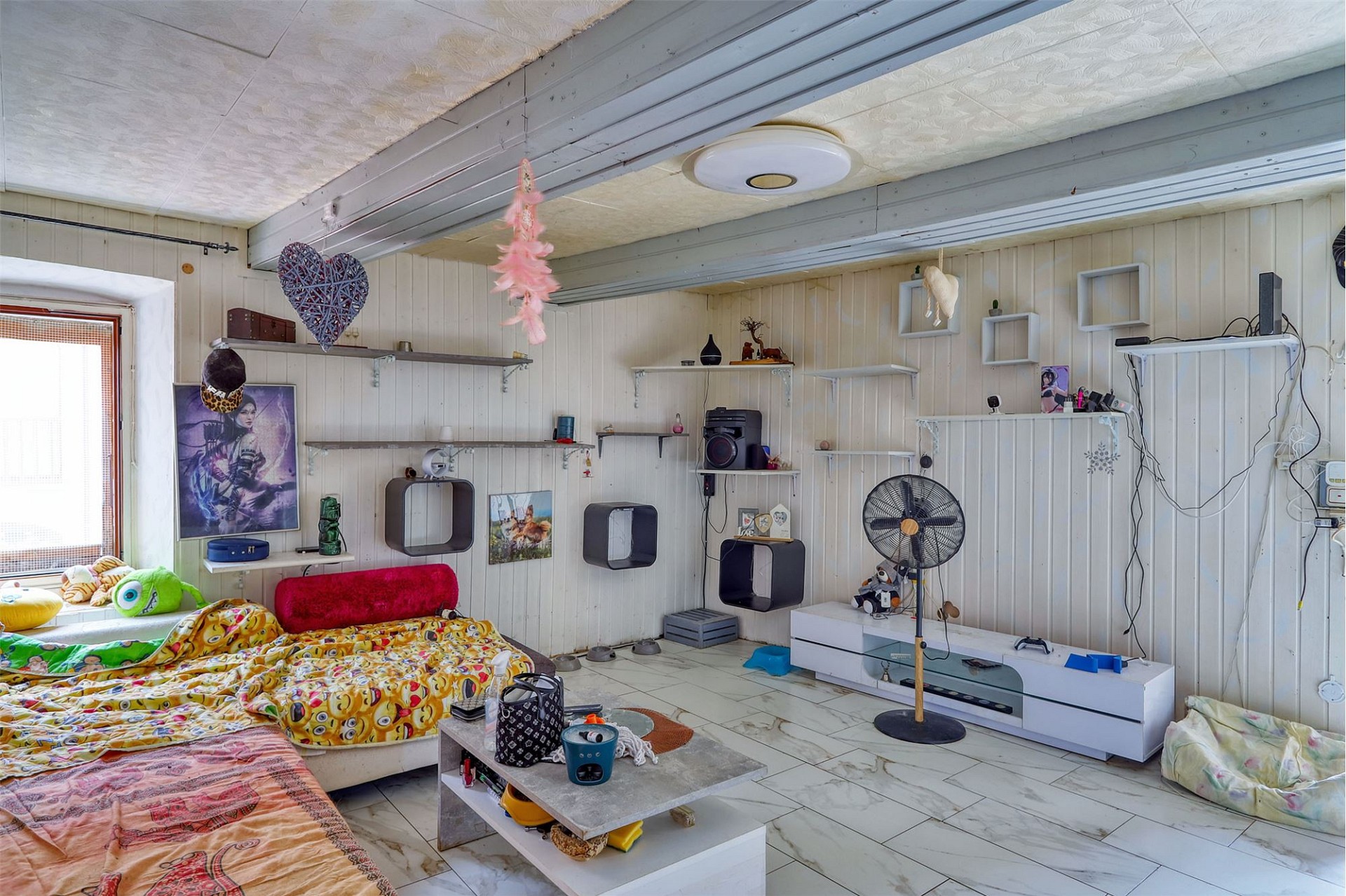 Bunt gestaltetes Schlafzimmer