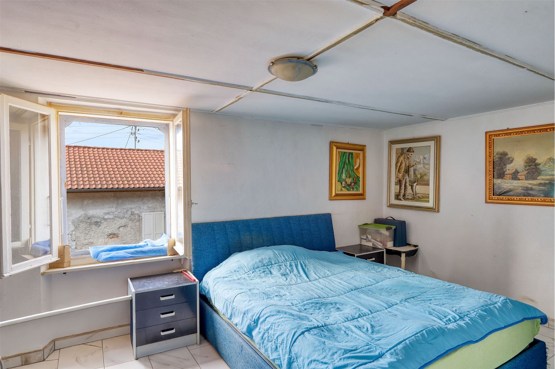 Schlafzimmer mit offenem Fenster