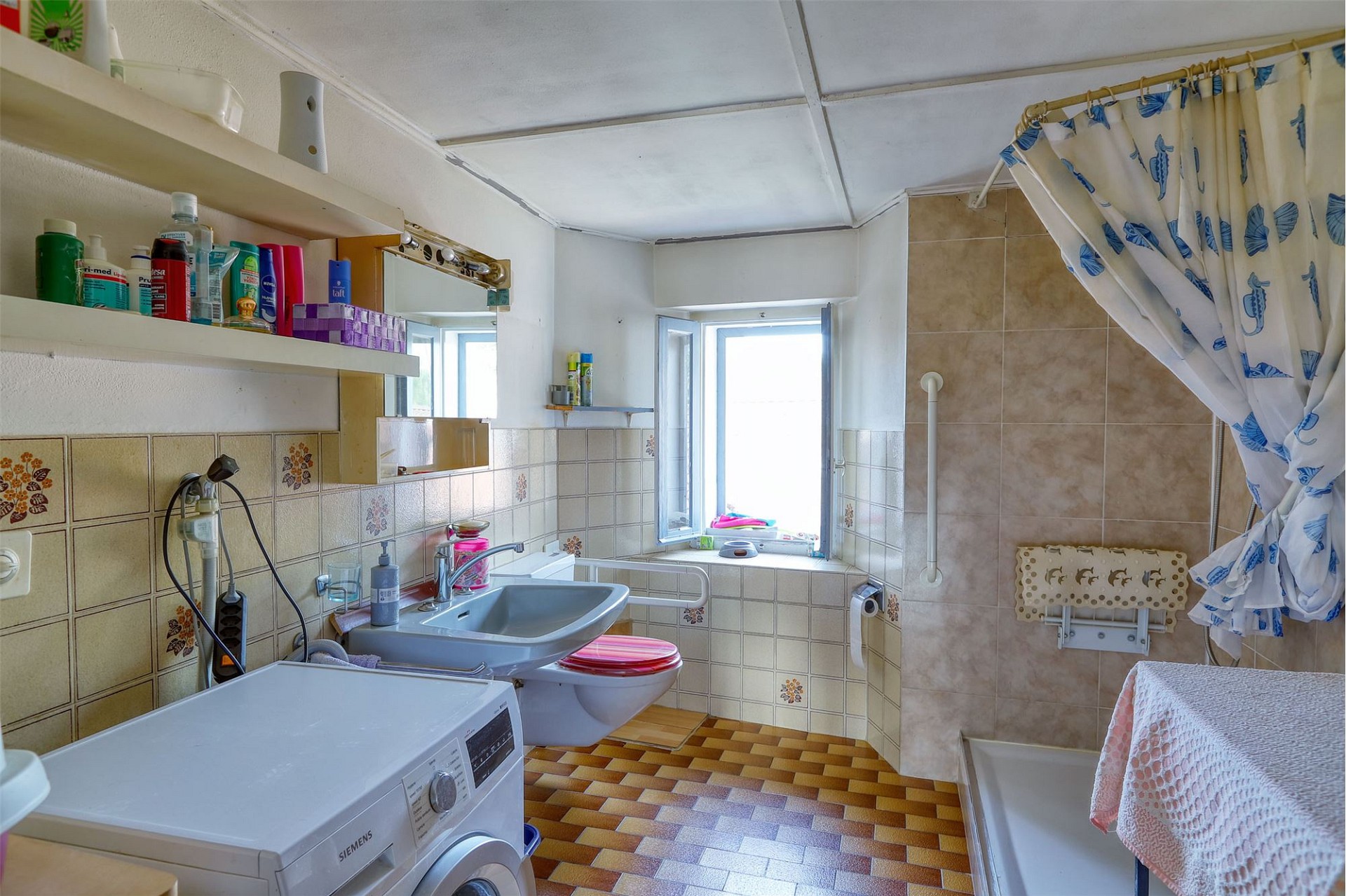 Badezimmer mit Waschmaschine und Dusche