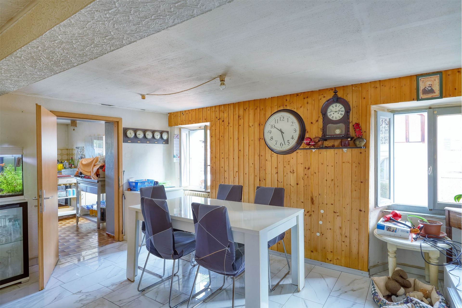 Essbereich mit Holzverkleidung