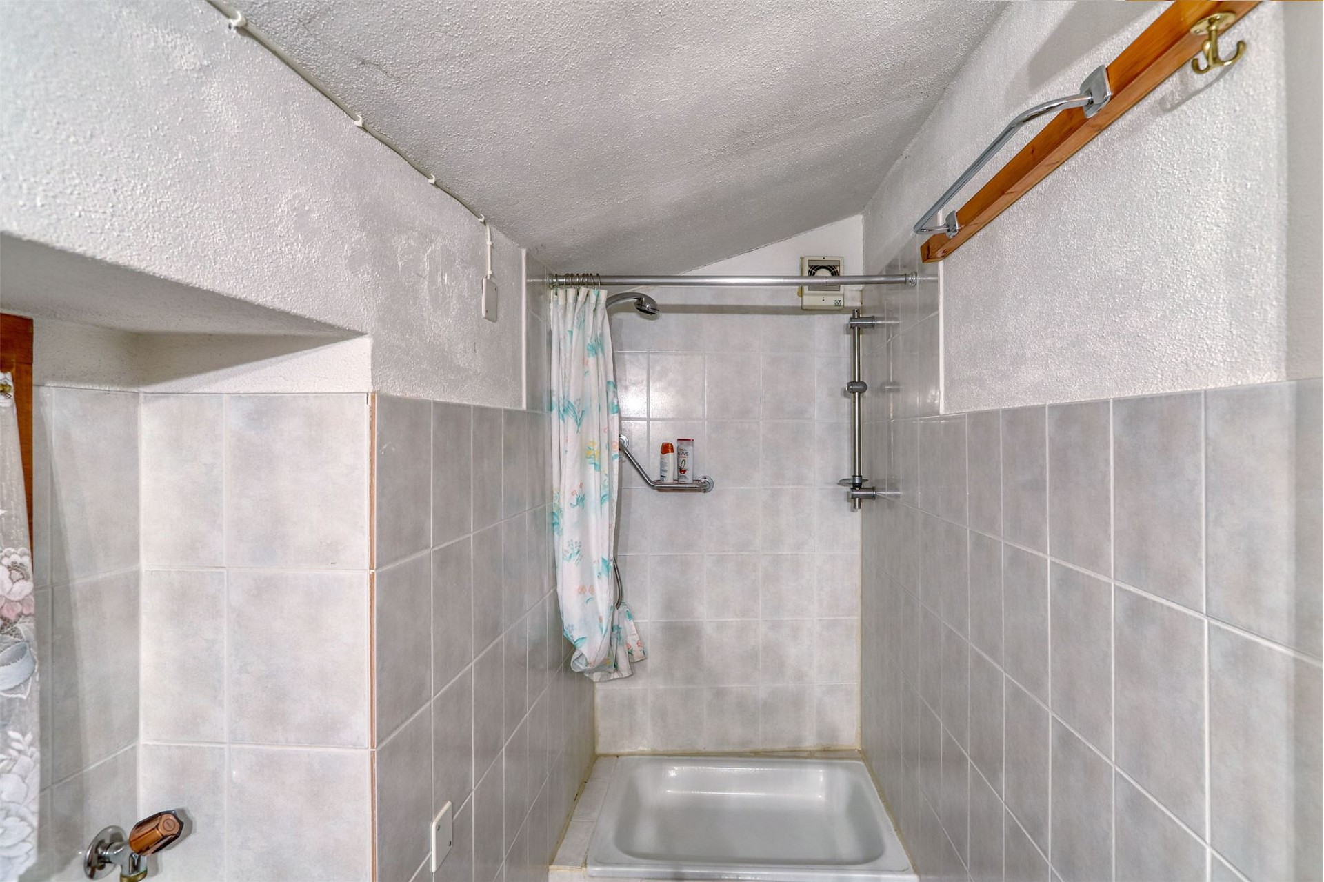 Dusche unter Dachschräge