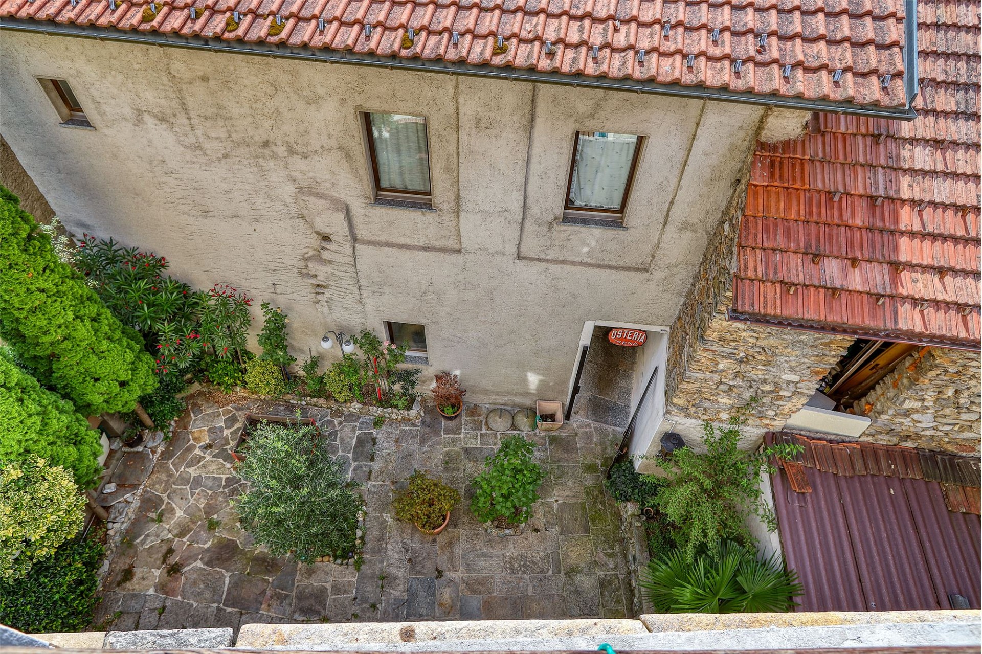 Innenhof mit mediterranem Gebäude