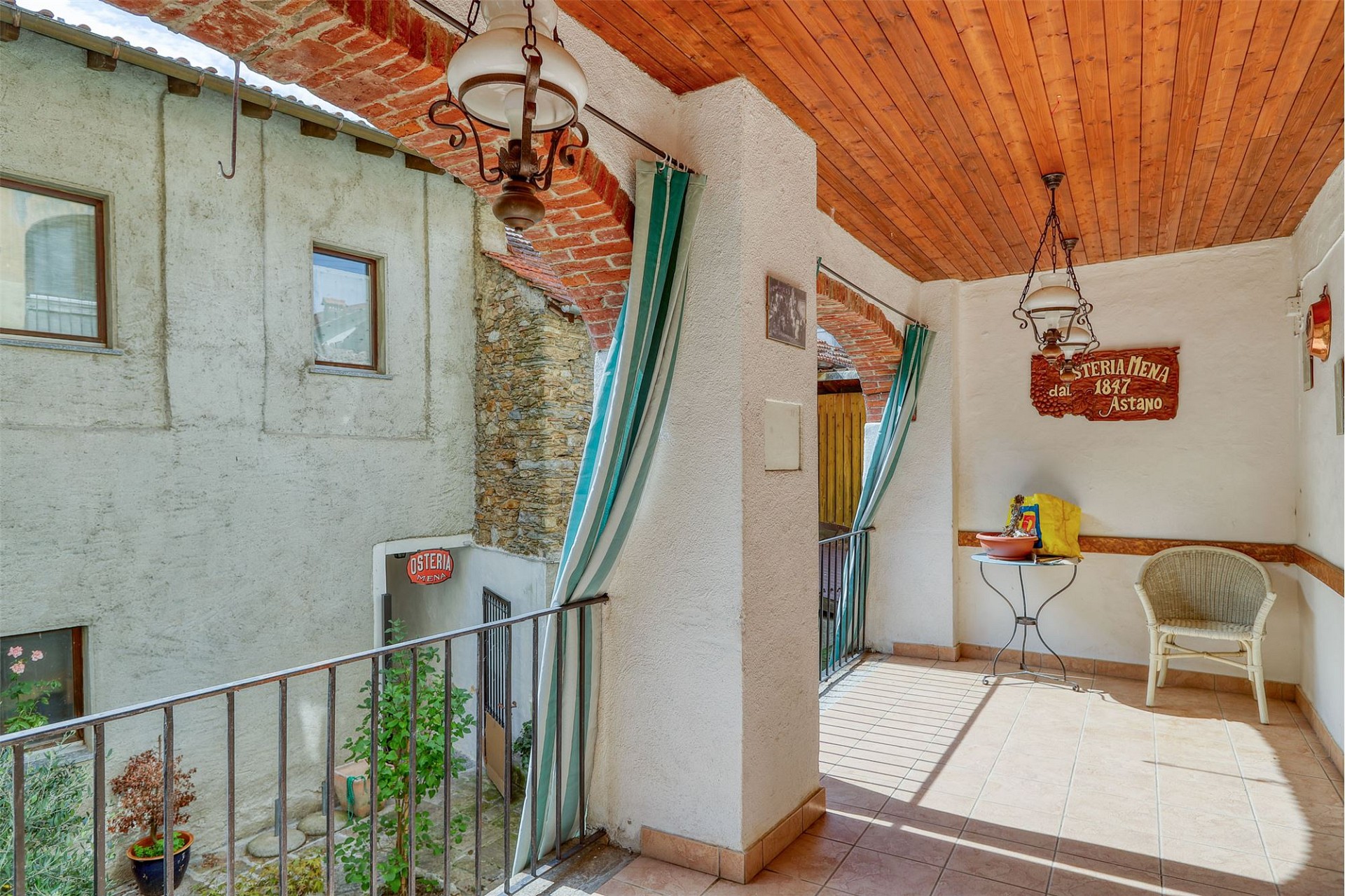 Überdachter Balkon mit rustikalem Flair