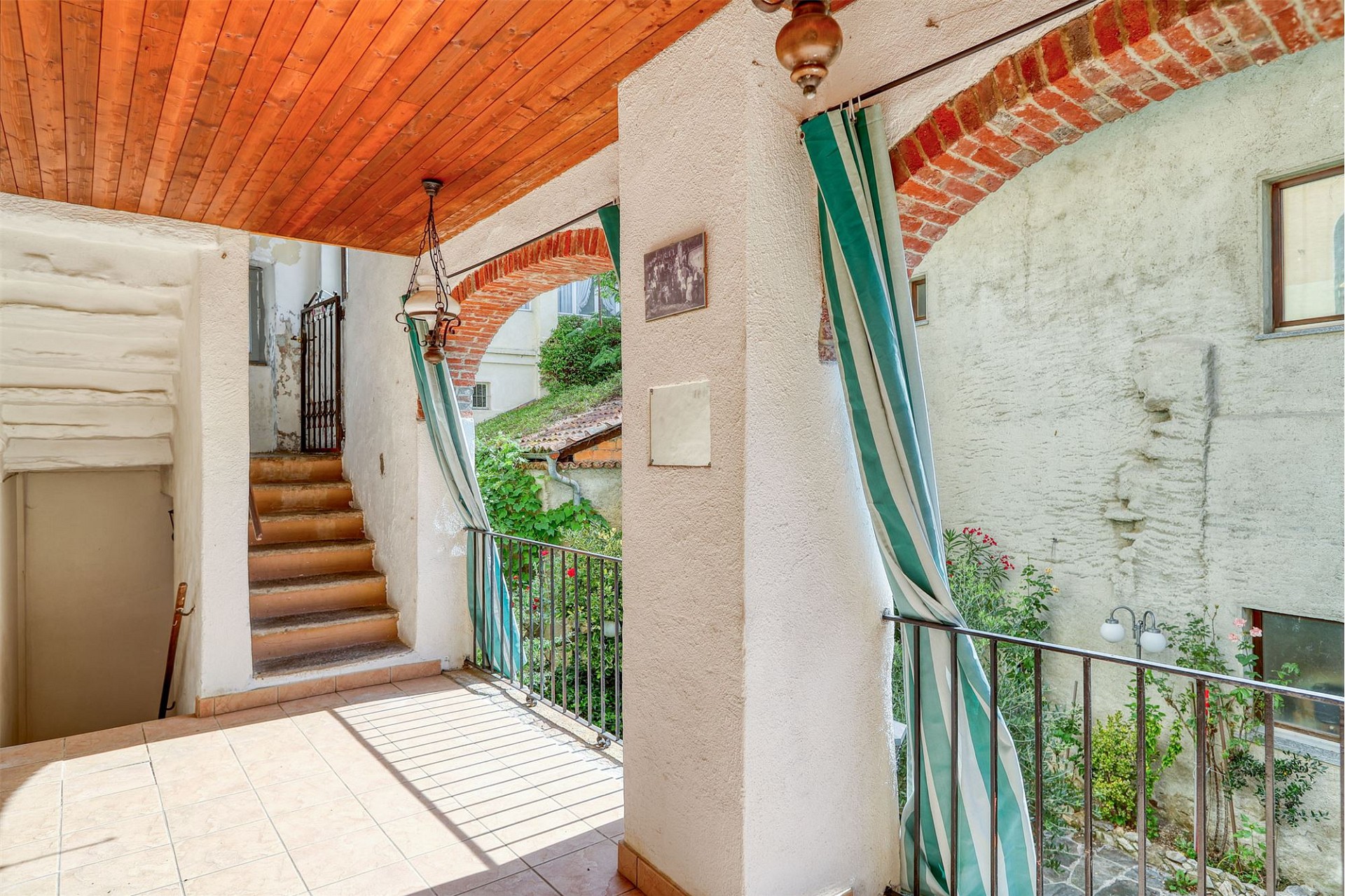 Überdachter Balkon mit Treppenaufgang