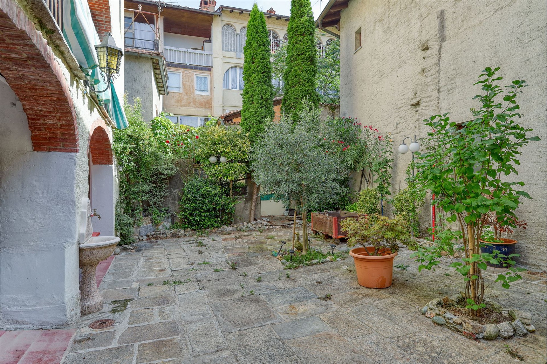 Innenhof mit mediterraner Bepflanzung