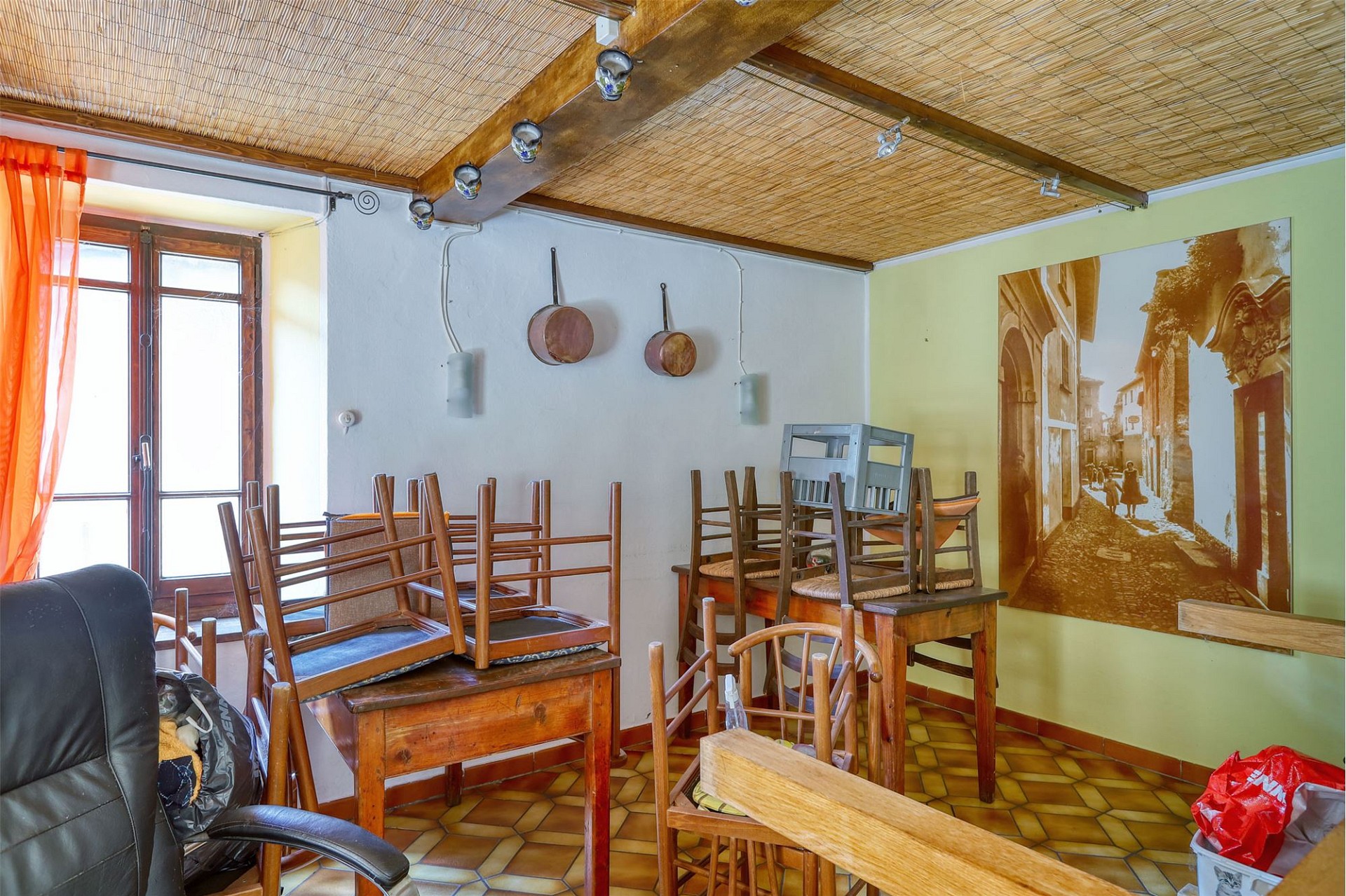 Rustikales Gastraum- oder Café-Interieur