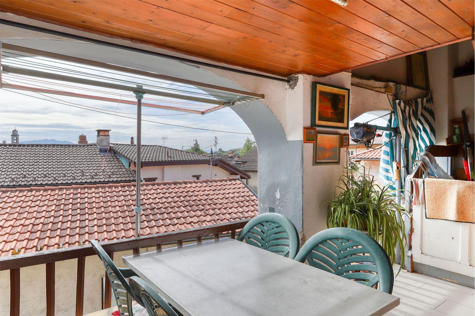 Überdachter Balkon mit Blick über die Dächer