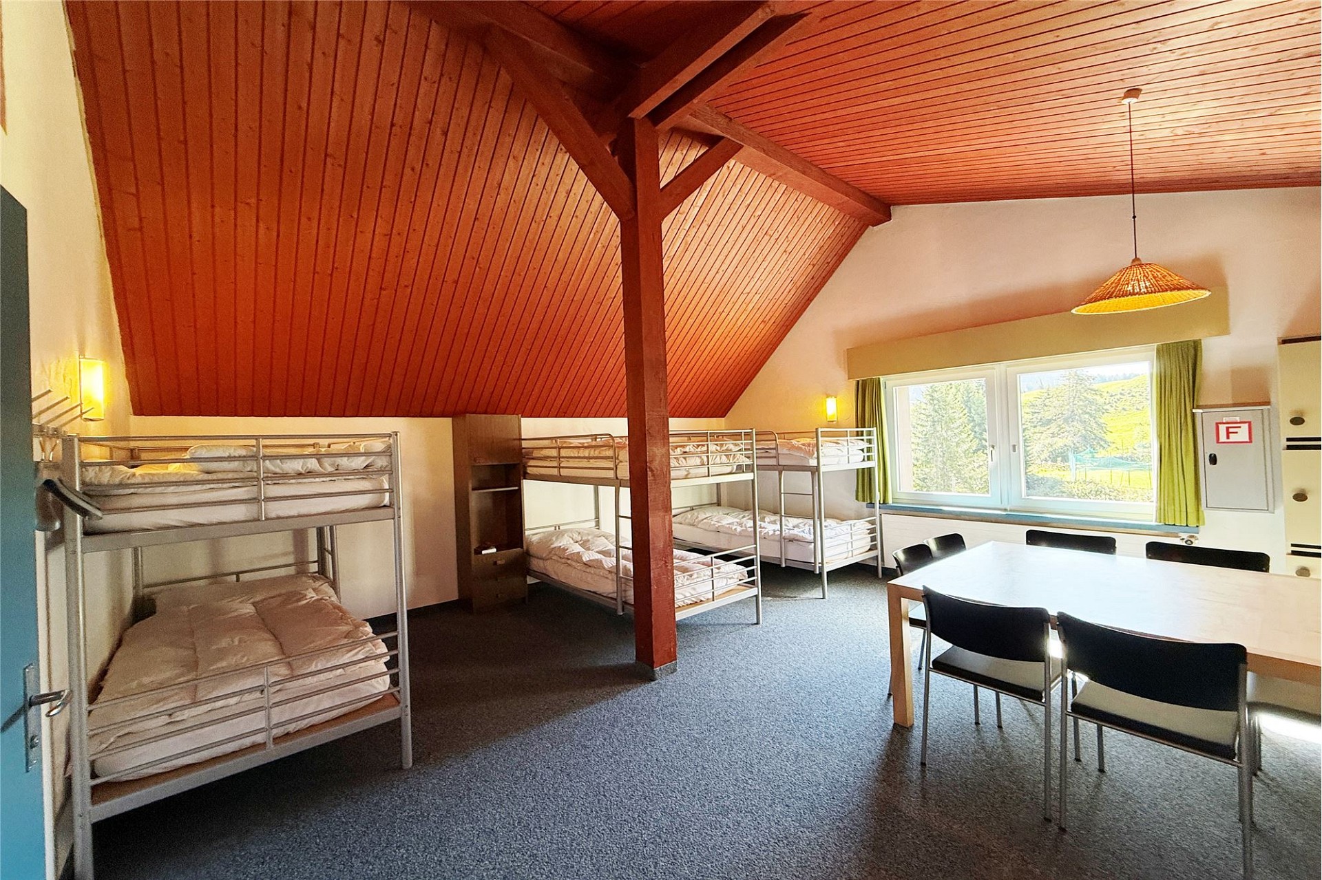 Schlafsaal mit Etagenbetten und Tisch