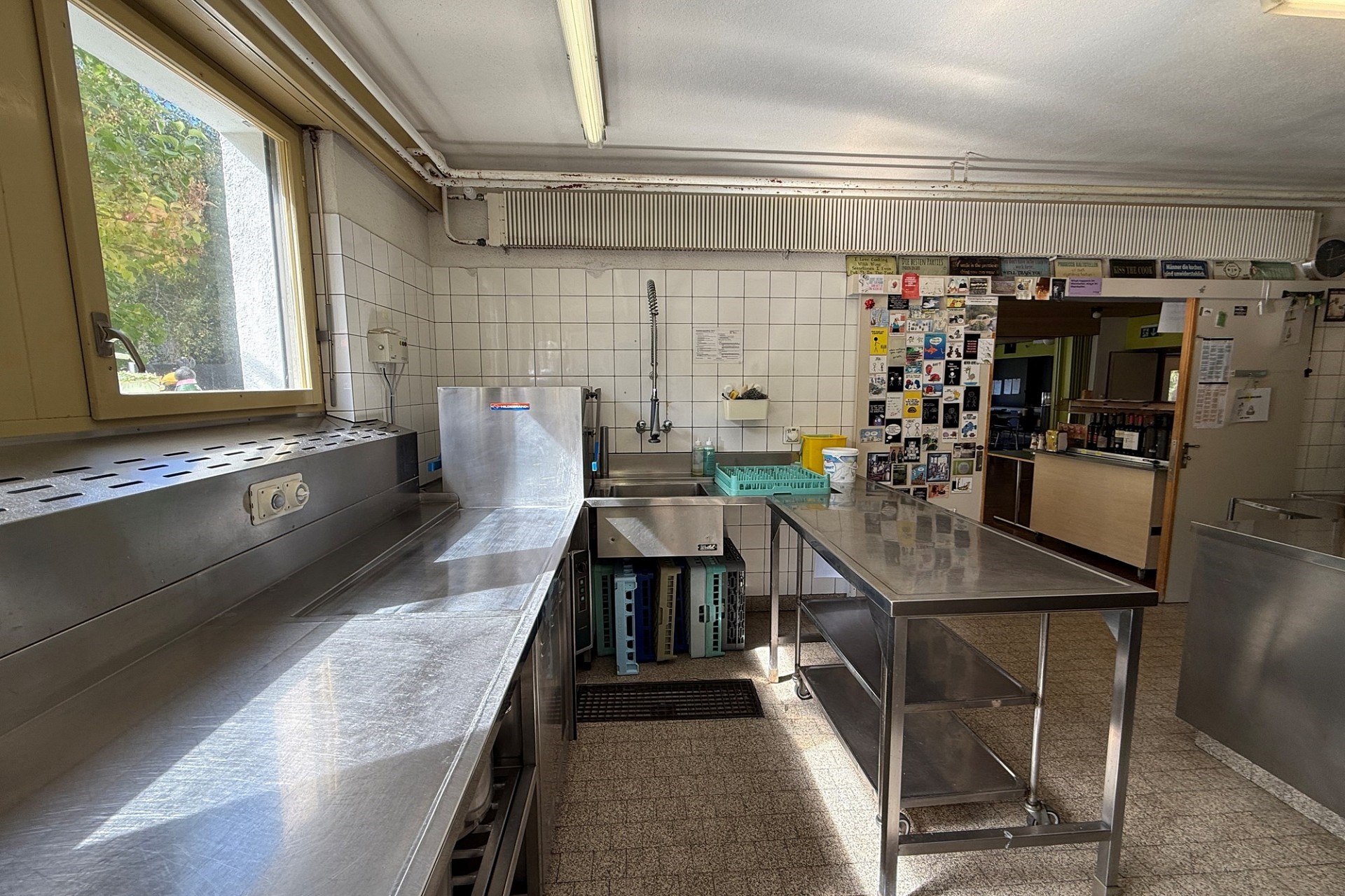 Gewerbliche Küche mit Edelstahlarbeitsflächen