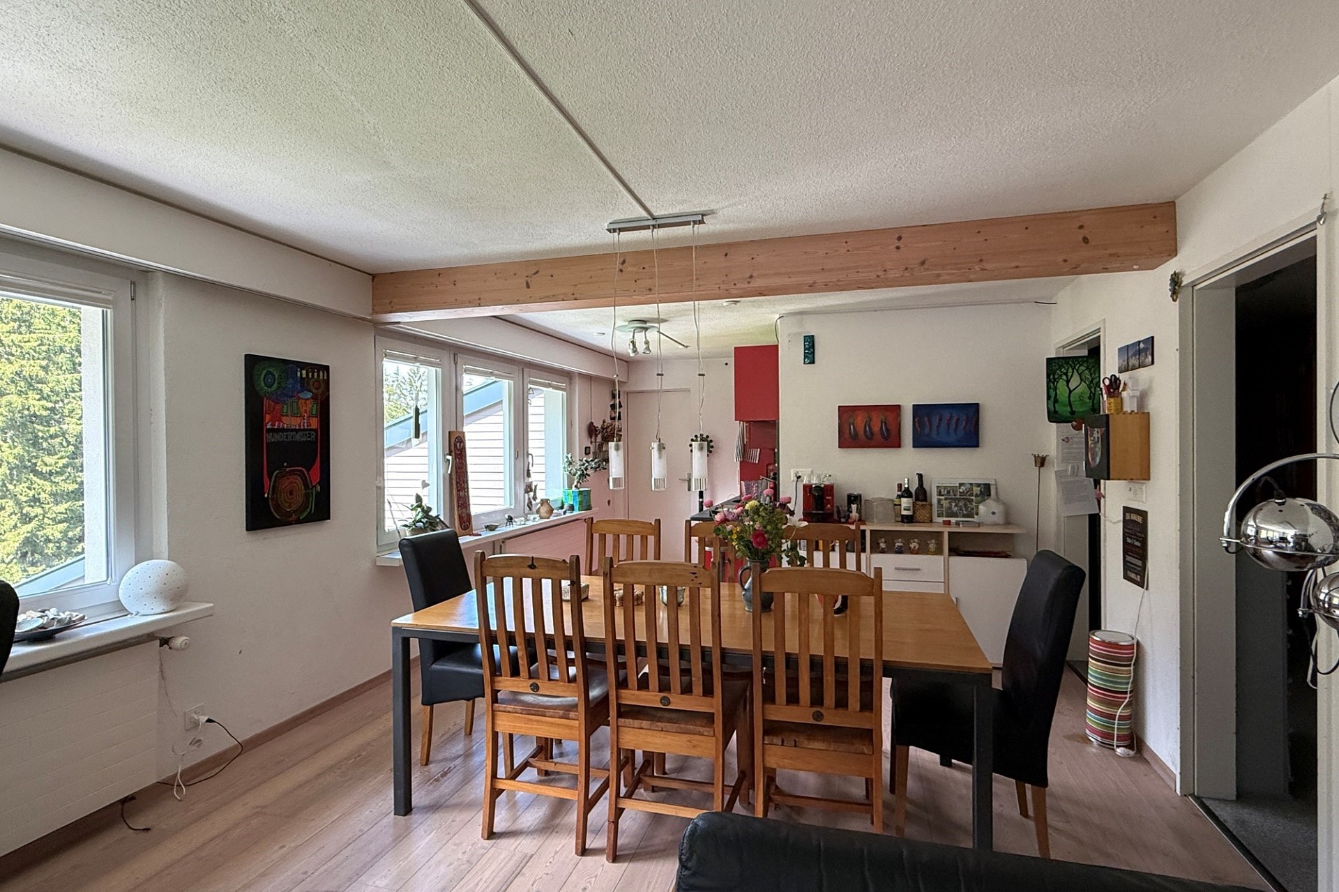 Essbereich mit Holztafelmöbeln