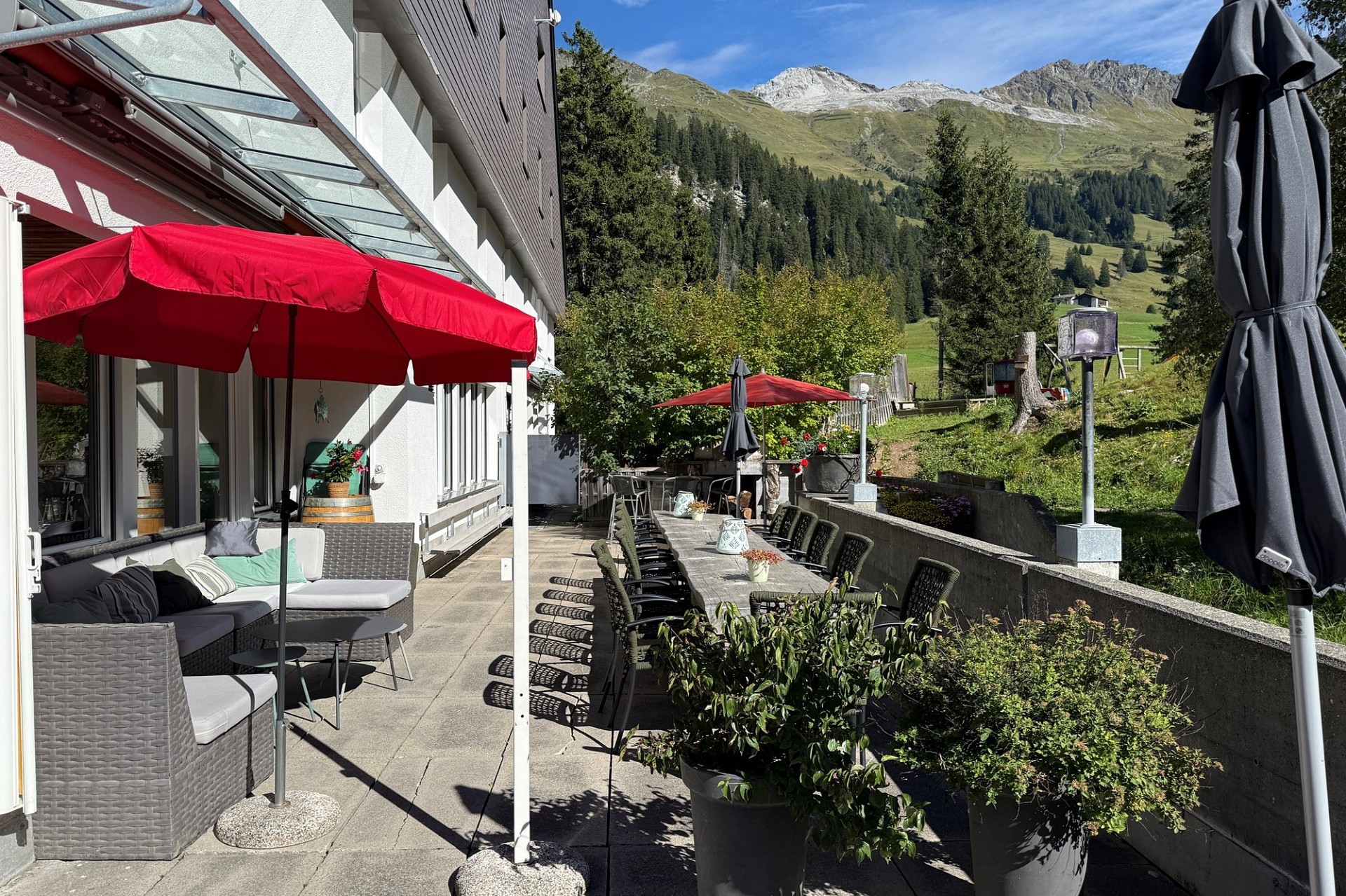 Sonnige Bergterrasse mit Sitzgruppe