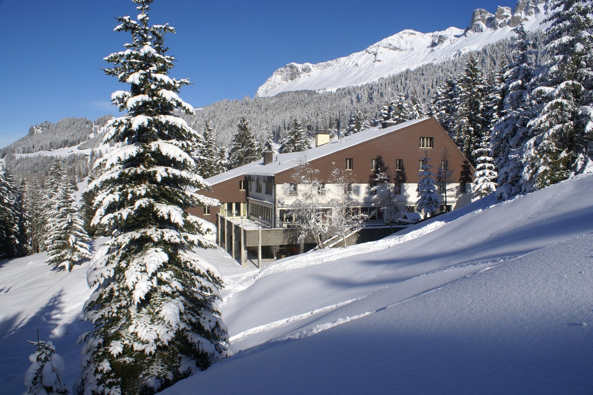 Schneebedecktes Bergresort mit Alpenblick