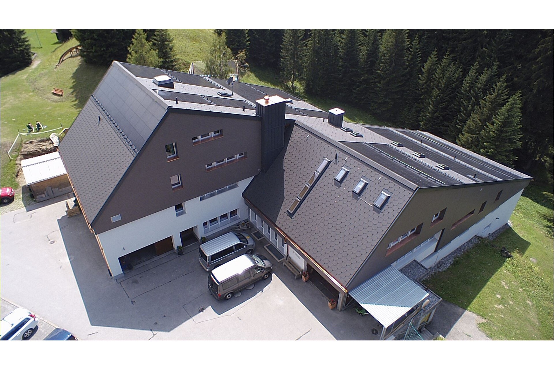 Luftaufnahme eines großen Gebäudekomplexes in Waldlage
