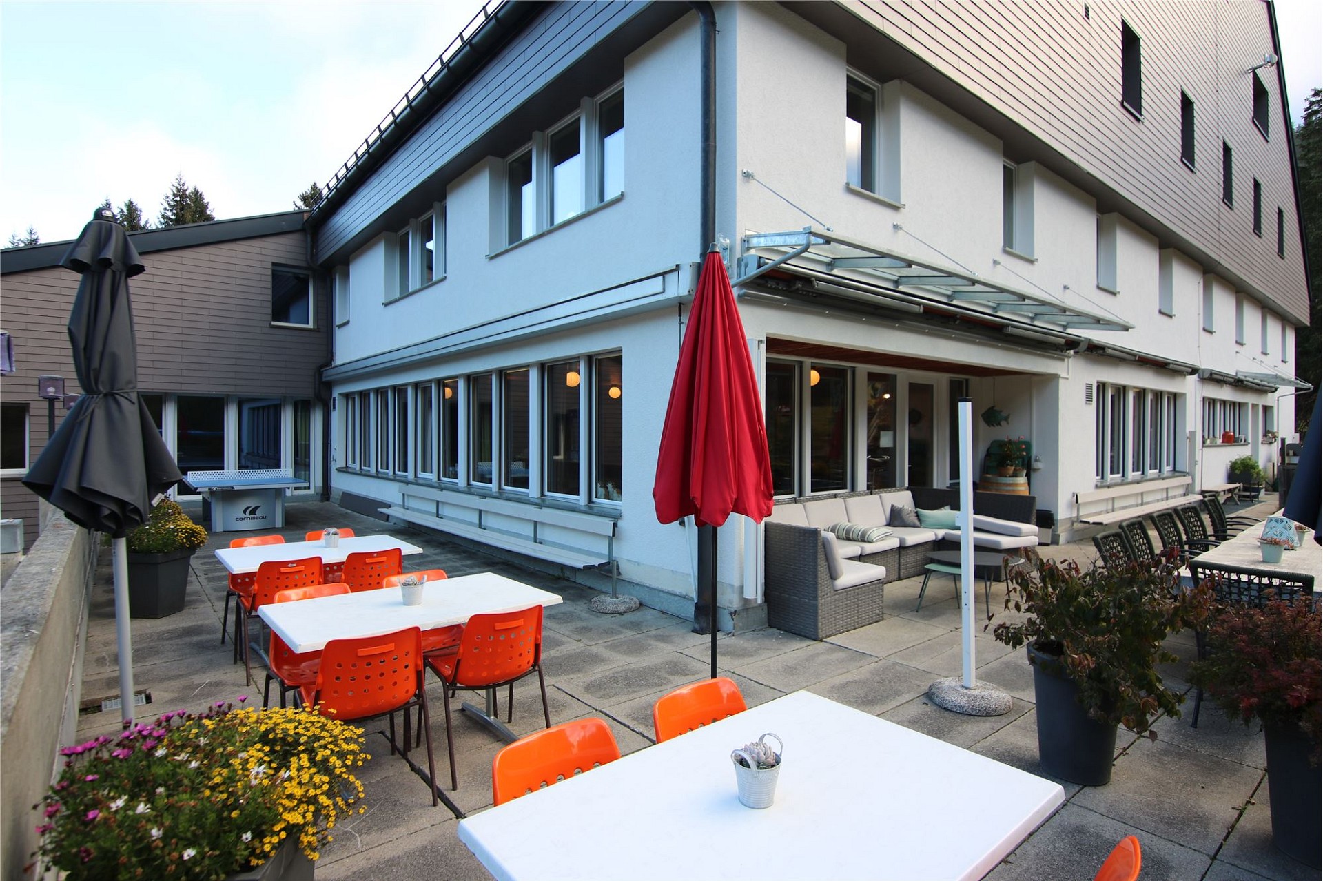 Außenbereich einer modernen Wohnanlage mit Terrasse