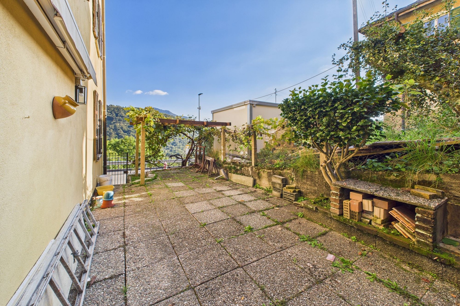Außenbereich mit Terrasse und Garten