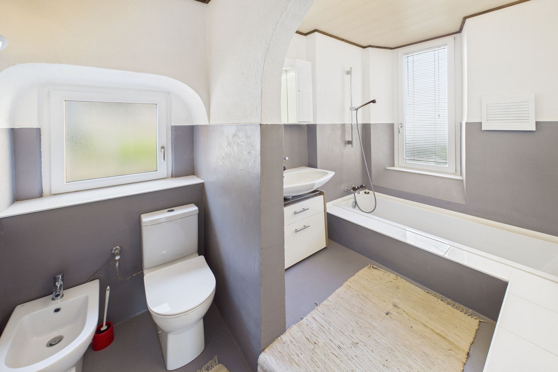 Badezimmer mit Wanne und WC