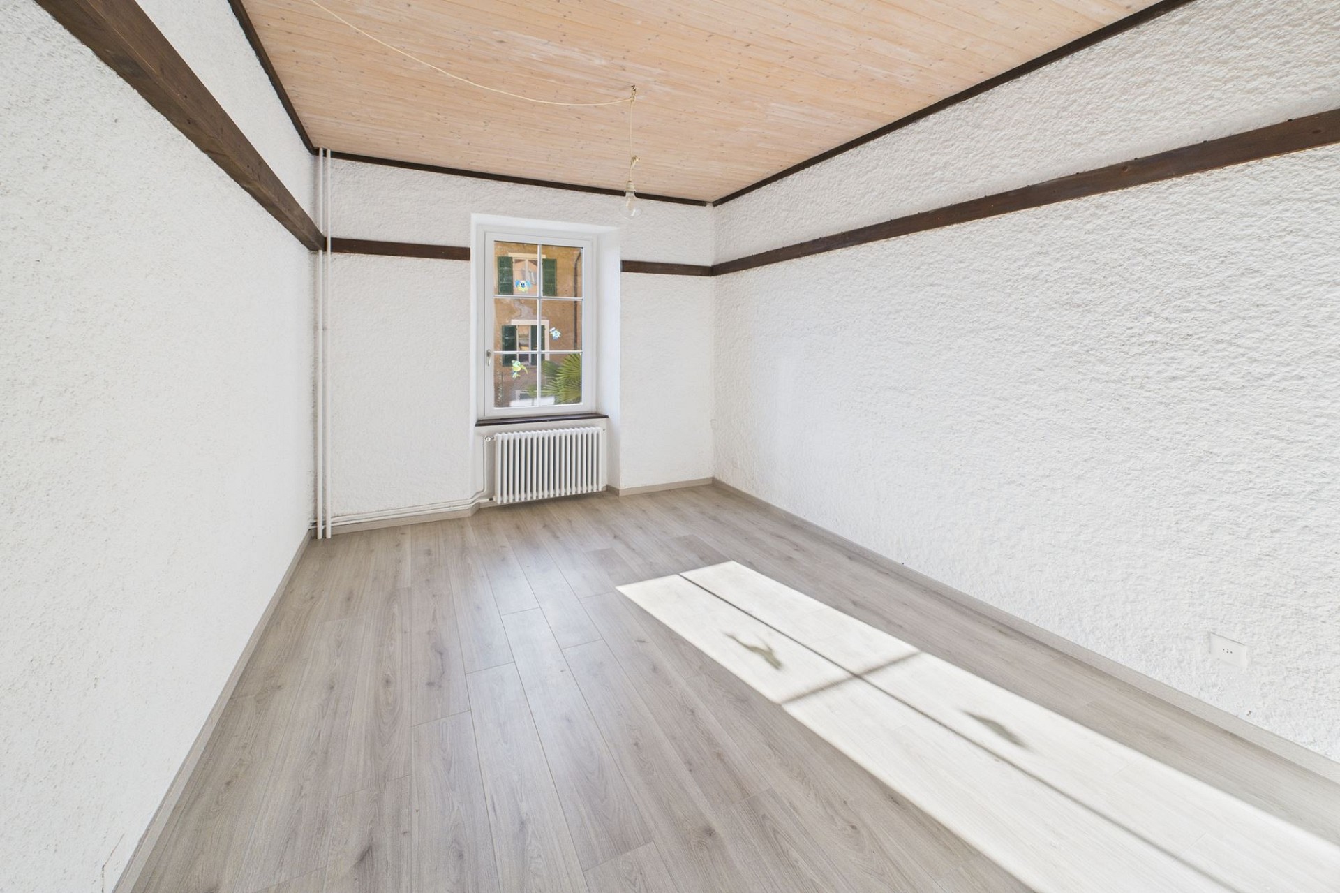 Leerer, heller Raum mit Holzdecke