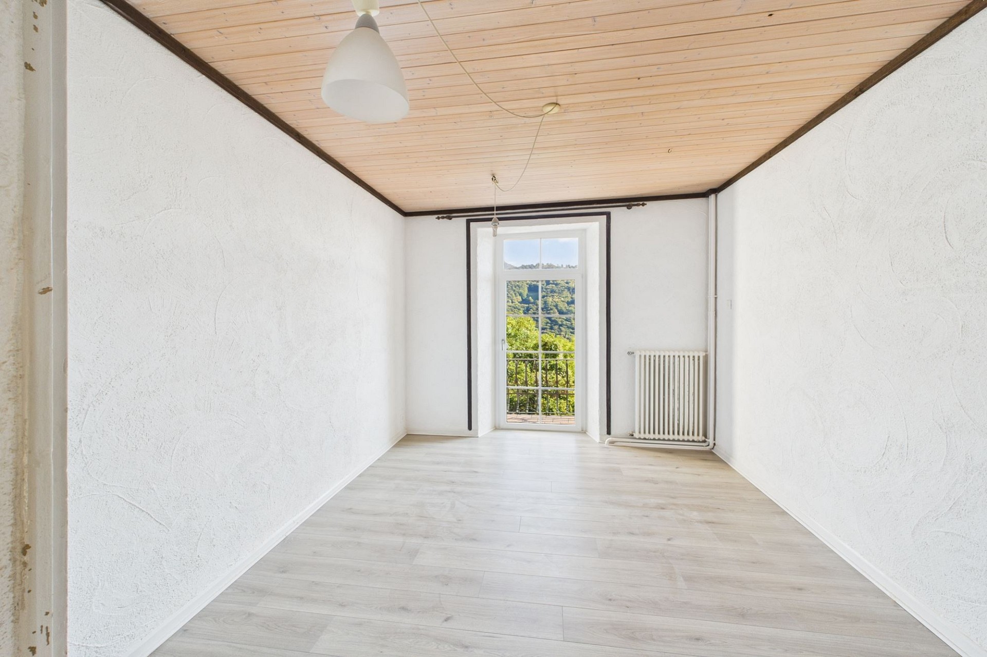 Heller, leerer Raum mit Balkonblick