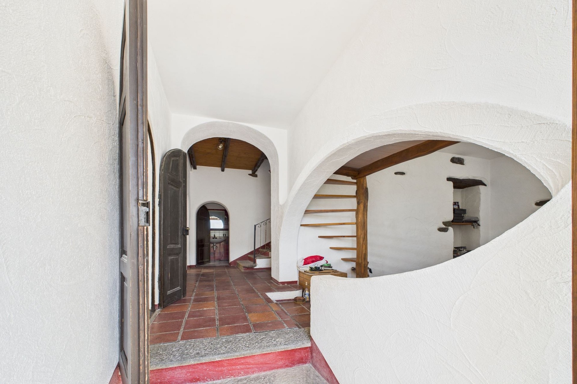 Innenraum mit rustikalen Bögen und Treppe
