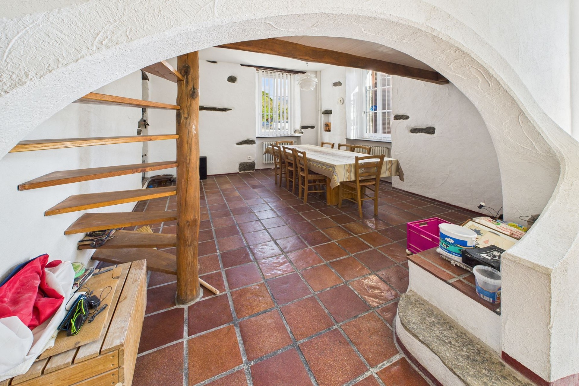 Rustikaler Innenraum mit Terrakottafliesen und Holzelementen