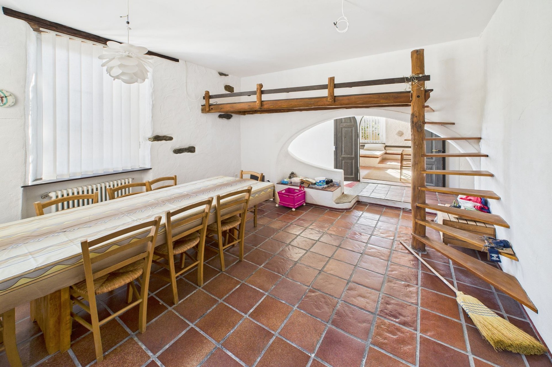 Esszimmer mit rustikaler Empore und Terrakottaboden
