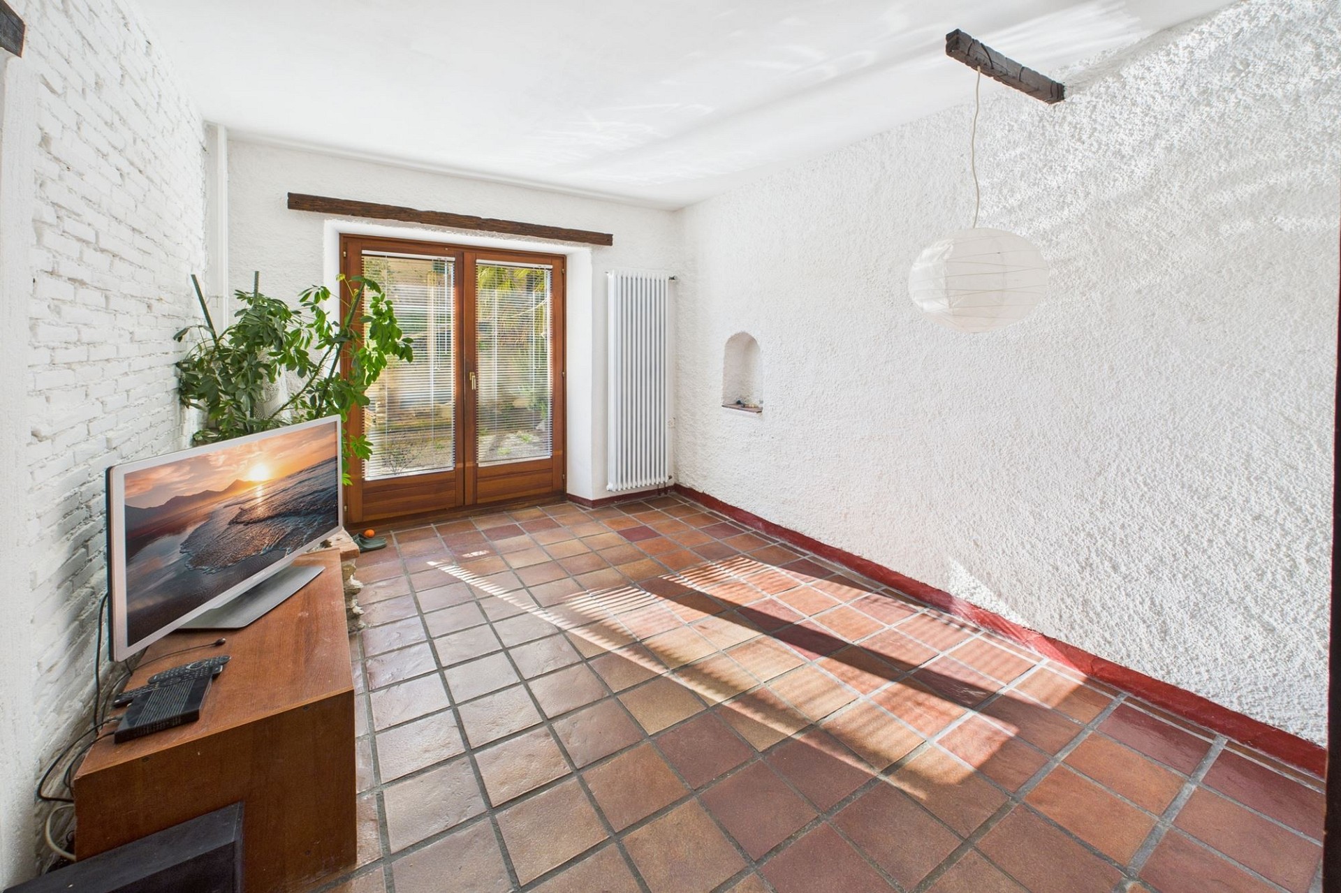 Heller Wohnraum mit Terrassentür
