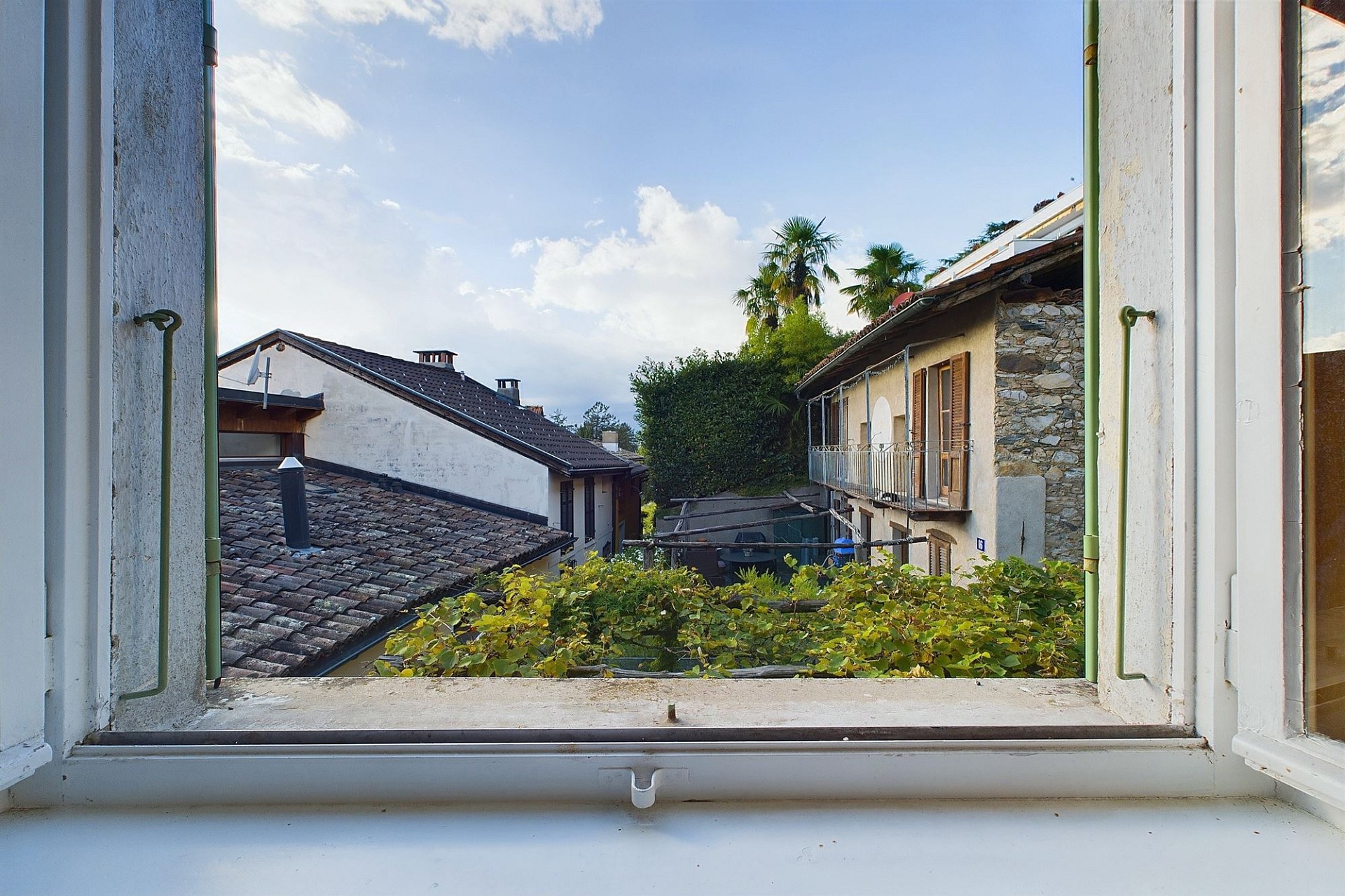 Blick aus einem Fenster auf die Nachbarhäuser