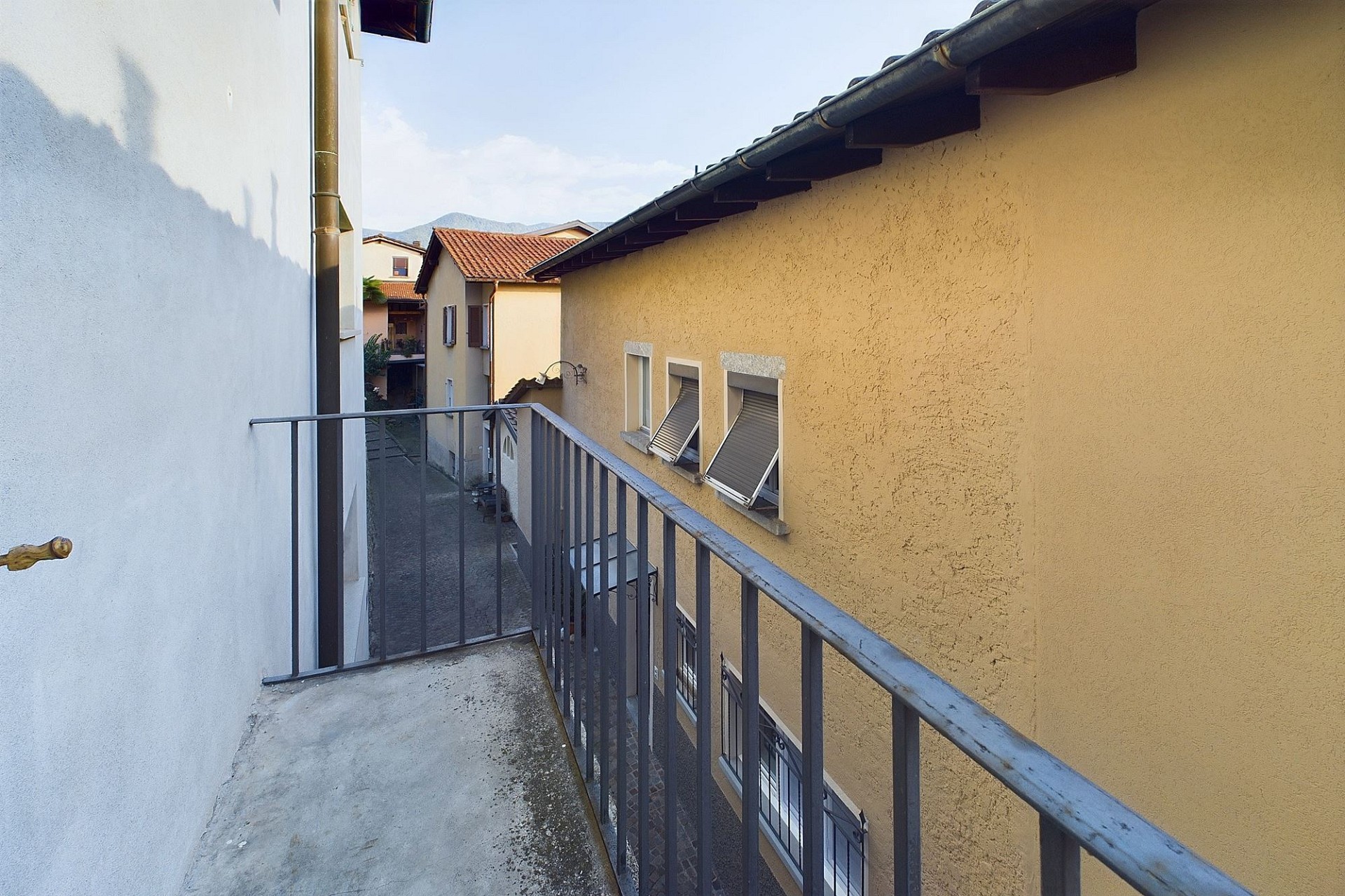 Schmale Balkonansicht zwischen zwei Gebäuden