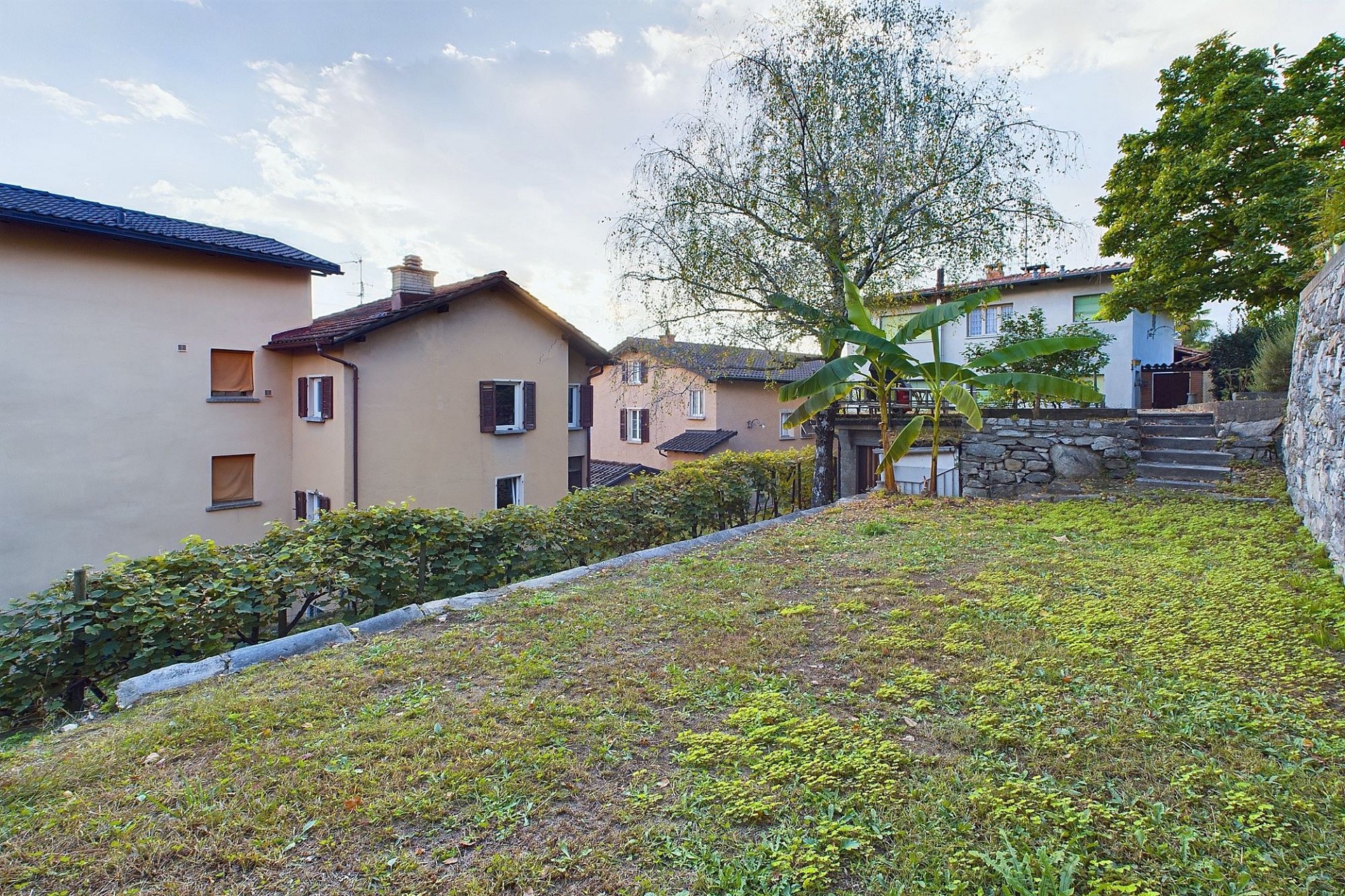 Außenansicht eines terrassierten Gartens mit Wohnhäusern