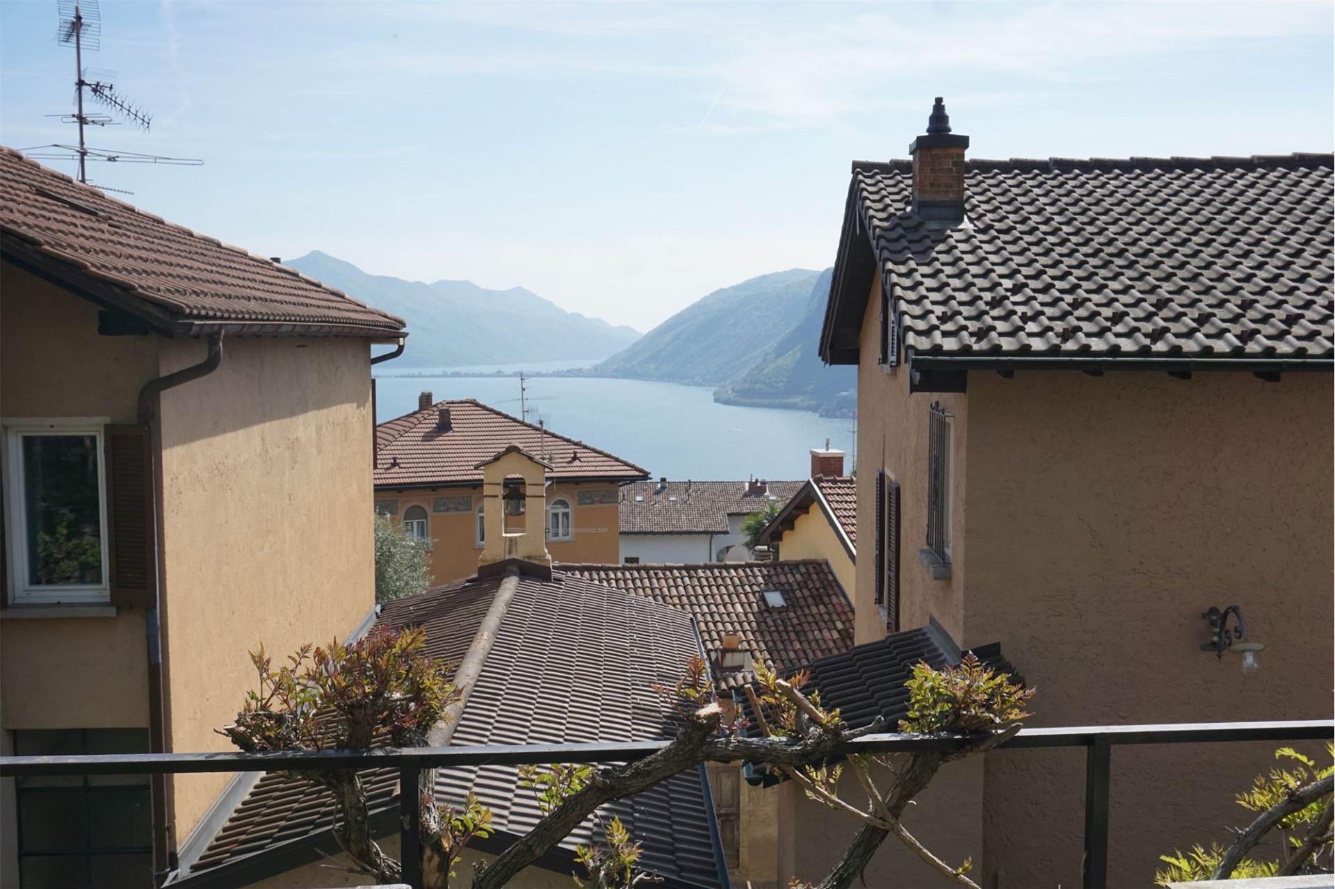 Seeblick zwischen Wohnhäusern