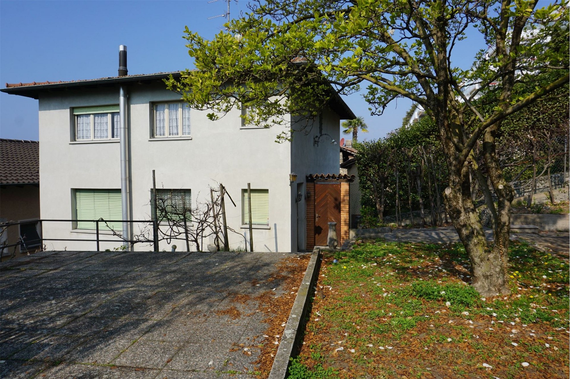 Außenansicht eines Wohnhauses mit Garten